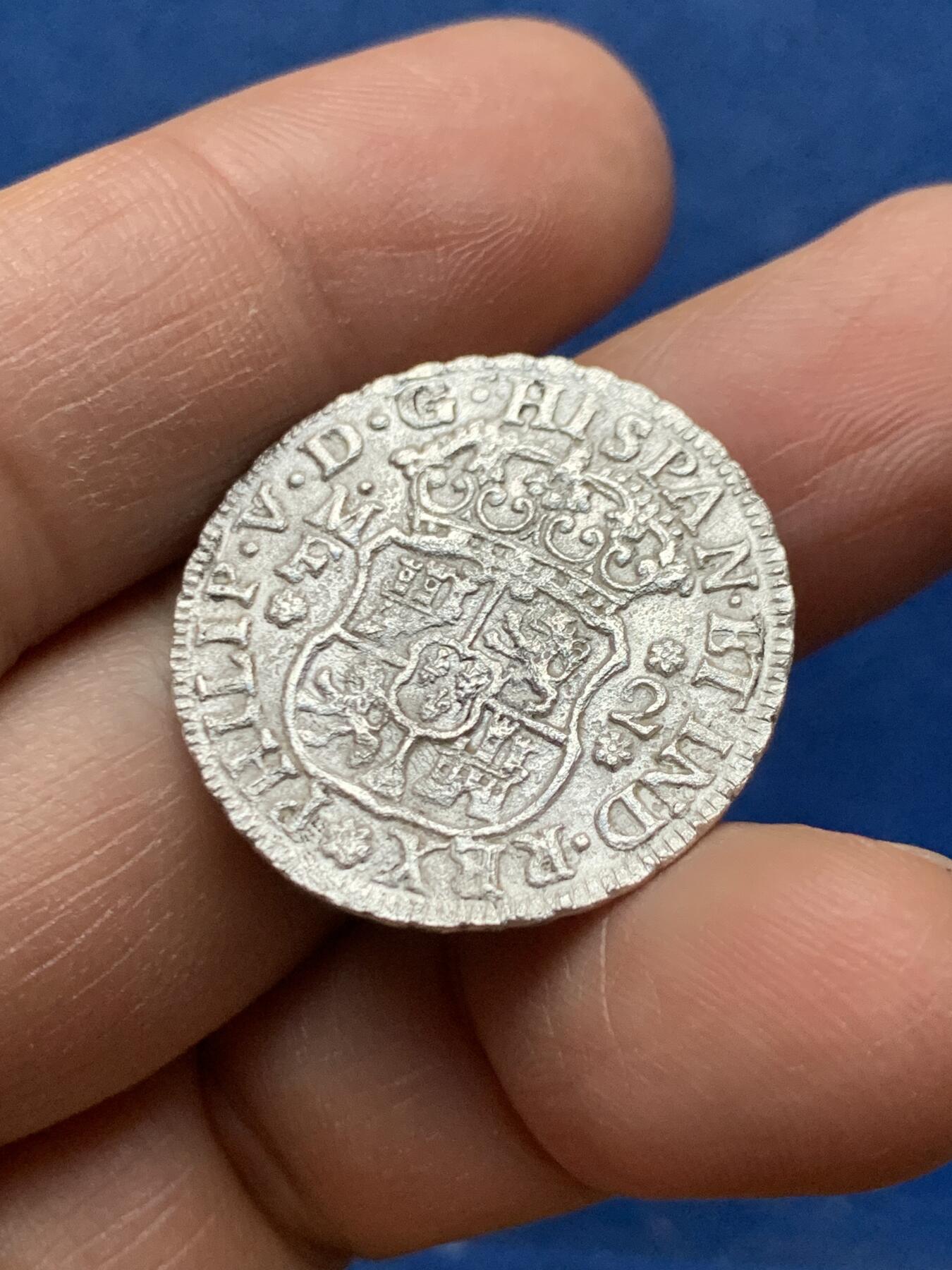 《竞宝斋》第464场 周日，周一，周二，3场连拍 （全场包邮）欢迎送拍 西属墨西哥1739年2里亚尔地球双柱，菲五早期版，地板稍有腐蚀6.33克