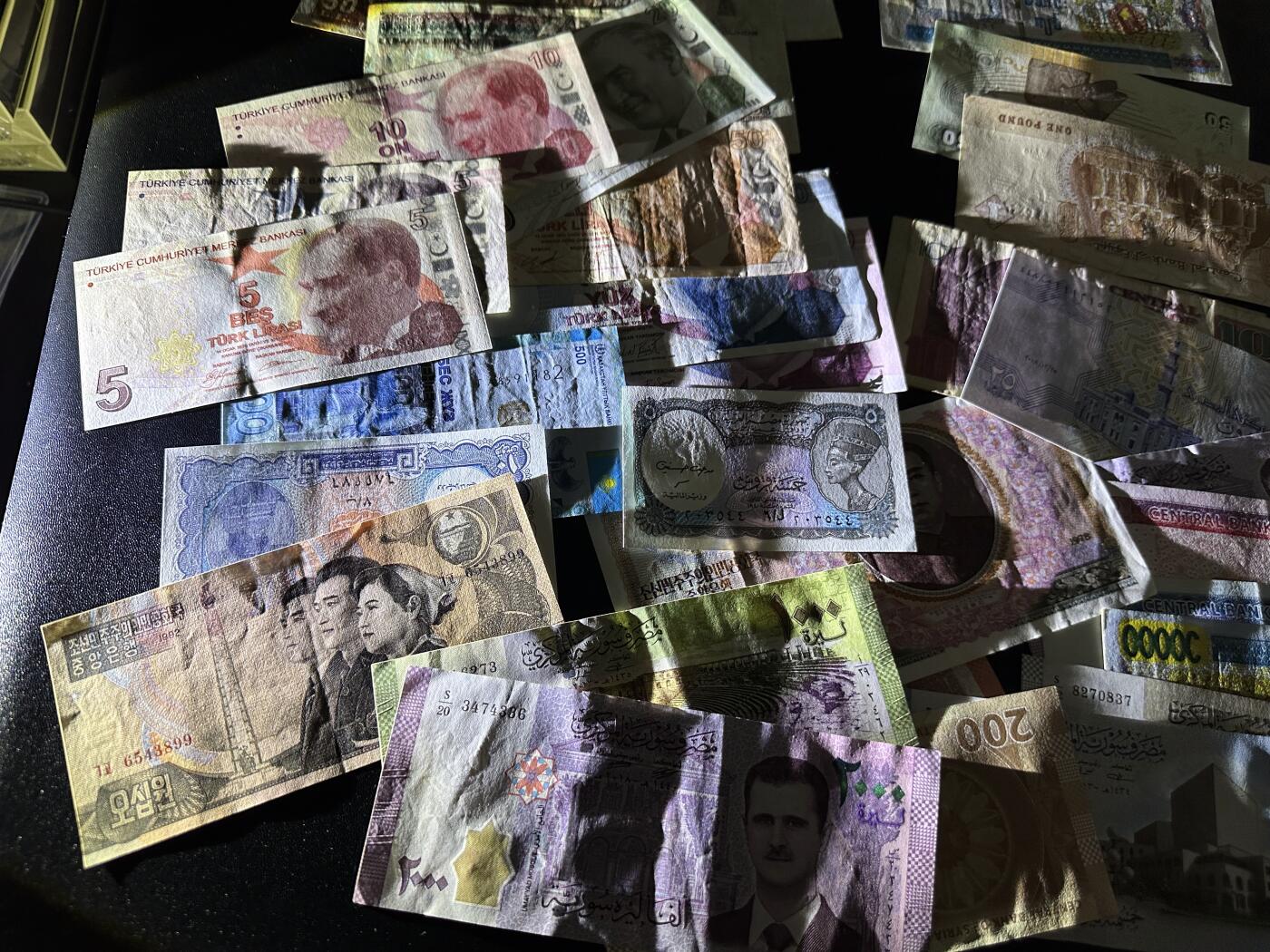 《外钞收藏家》第六百零七期（畅拍场）（本平台长期征集拍品、欢迎藏友们联系合作） 土耳其、埃及等几十张 有新有旧 如图