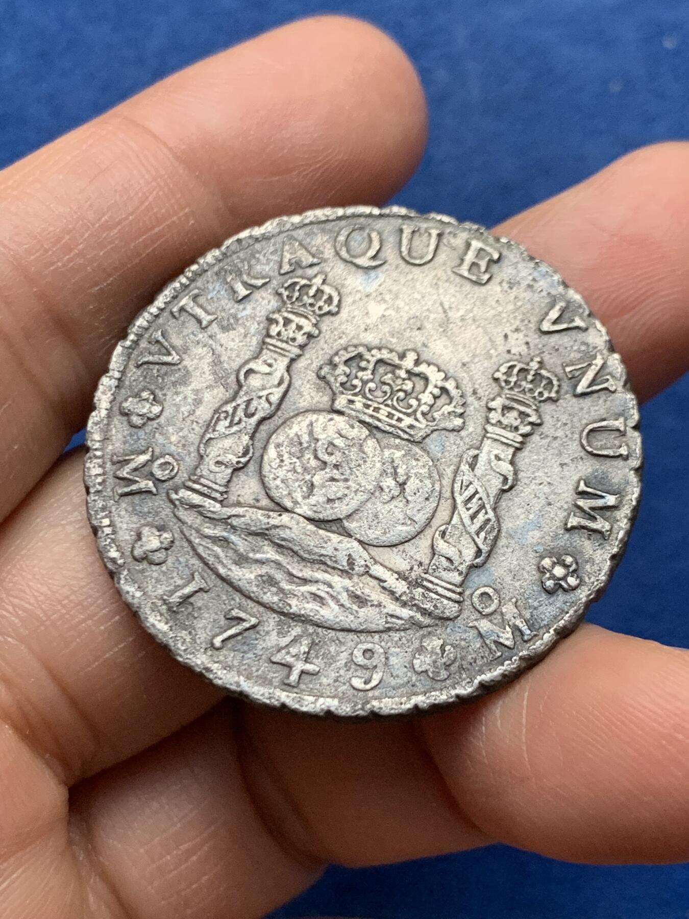 《竞宝斋》第464场 周日，周一，周二，3场连拍 （全场包邮）欢迎送拍 西属墨西哥1749年8里亚尔地球双柱，深打好品，无戳，地板稍有腐蚀 25.85克