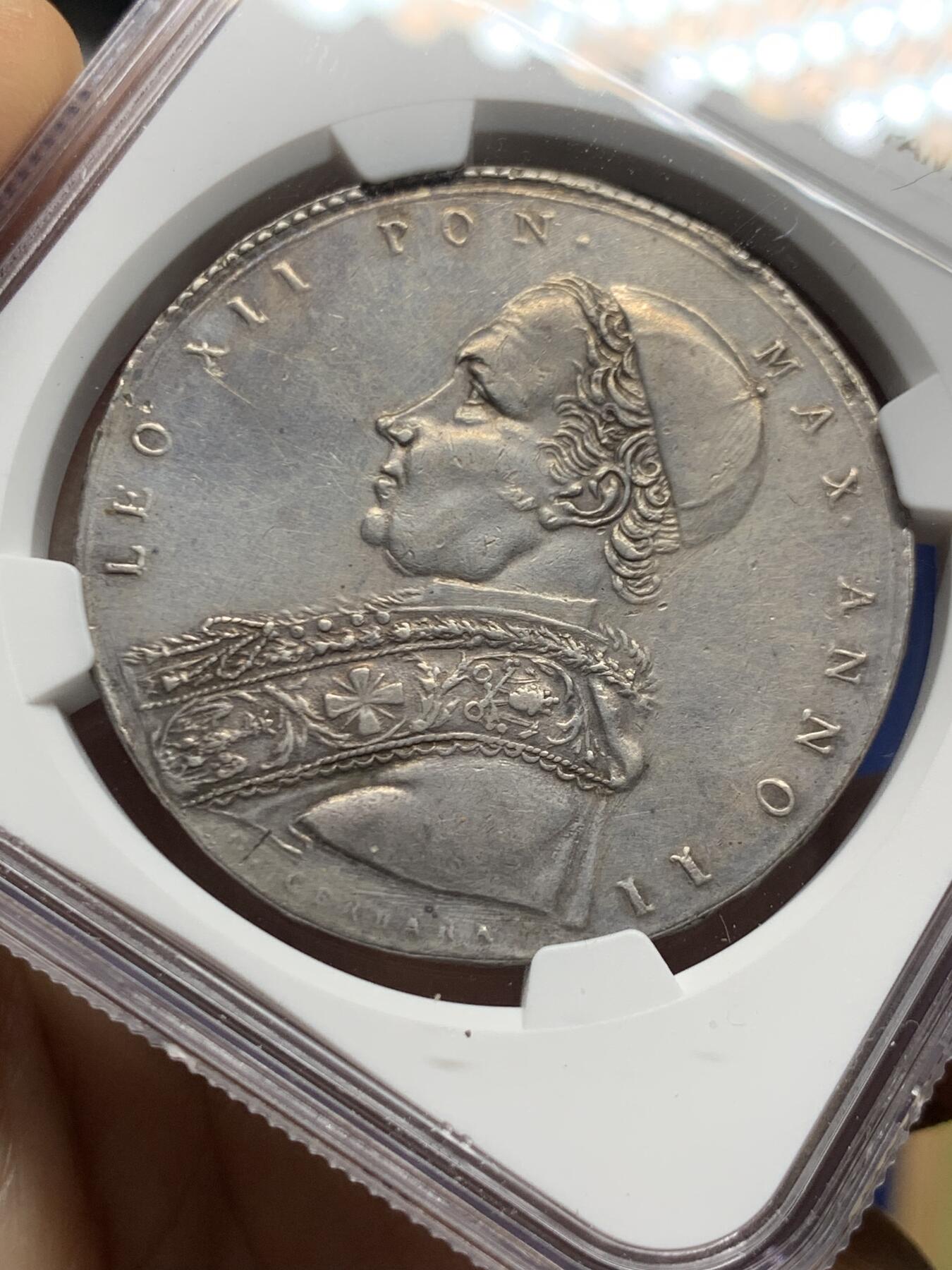 《竞宝斋》第464场 周日，周一，周二，3场连拍 （全场包邮）欢迎送拍 NGC XFD 意大利 教皇国 1825年 1斯库多 银币 精致的云端圣母题材 12点钟有一处微小的镶嵌移除痕迹 这枚的圣母头饰不同于克书版 是略弯曲的 不清楚在稀有度上是否有区别 很少见的品种