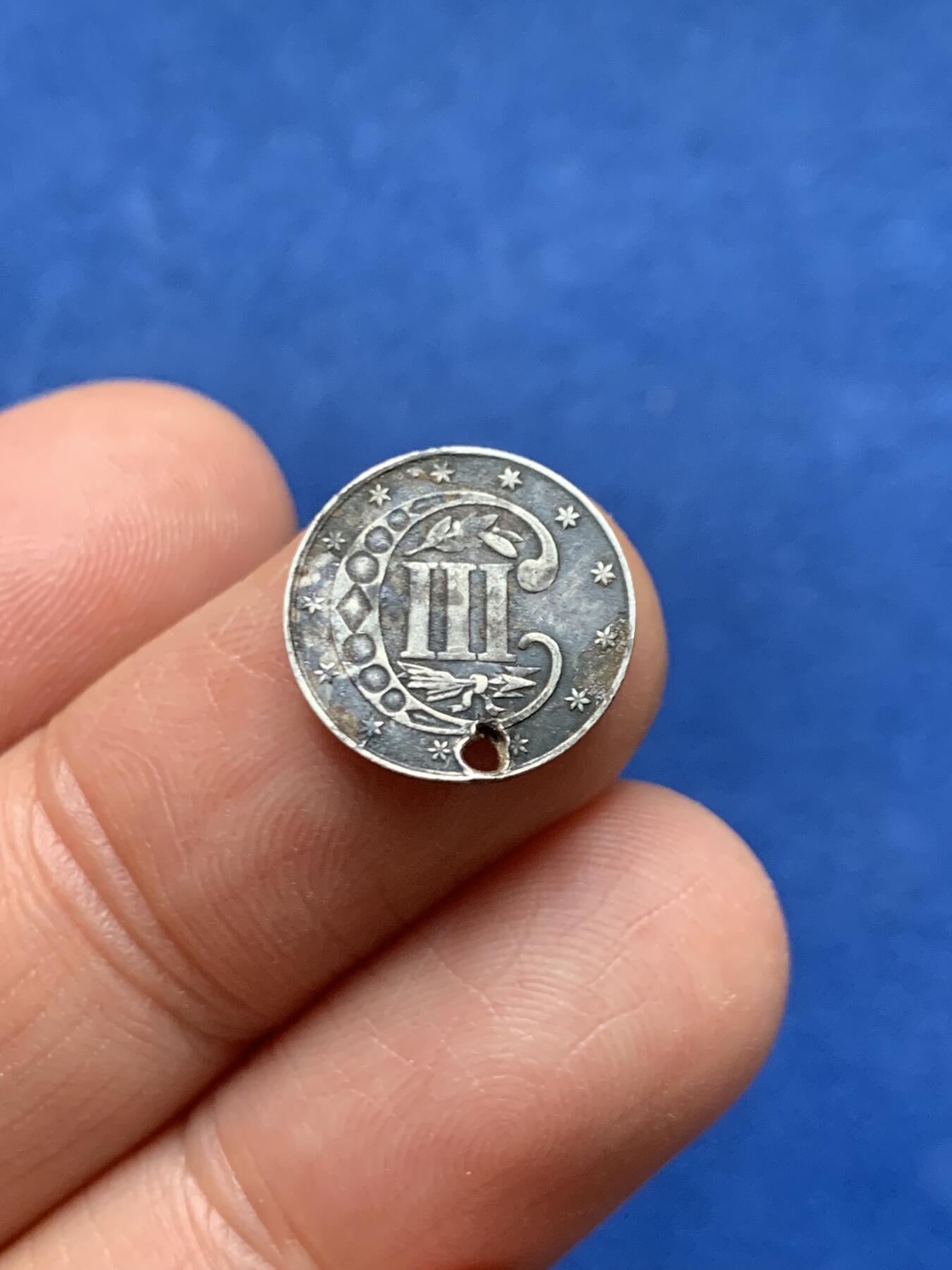 《竞宝斋》第464场 周日，周一，周二，3场连拍 （全场包邮）欢迎送拍 美国1862年早期3分银币1枚，老打孔，细节精妙，包浆熟美，比很多入盒品细节还好。