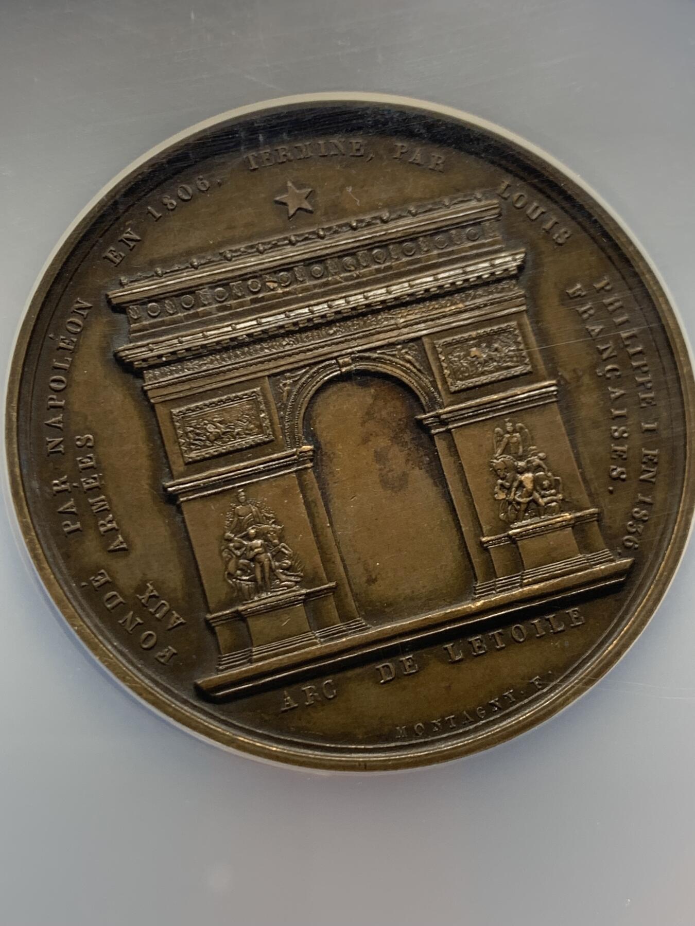 《竞宝斋》第464场 周日，周一，周二，3场连拍 （全场包邮）欢迎送拍 NGC MS61BN 法国1806年拿破仑凯旋门纪念铜章，BRAMSEN作品，稀少品种。正面拿破仑侧像，背面凯旋门高浮雕，打制细节犀利，包浆好状态。加大加厚盒