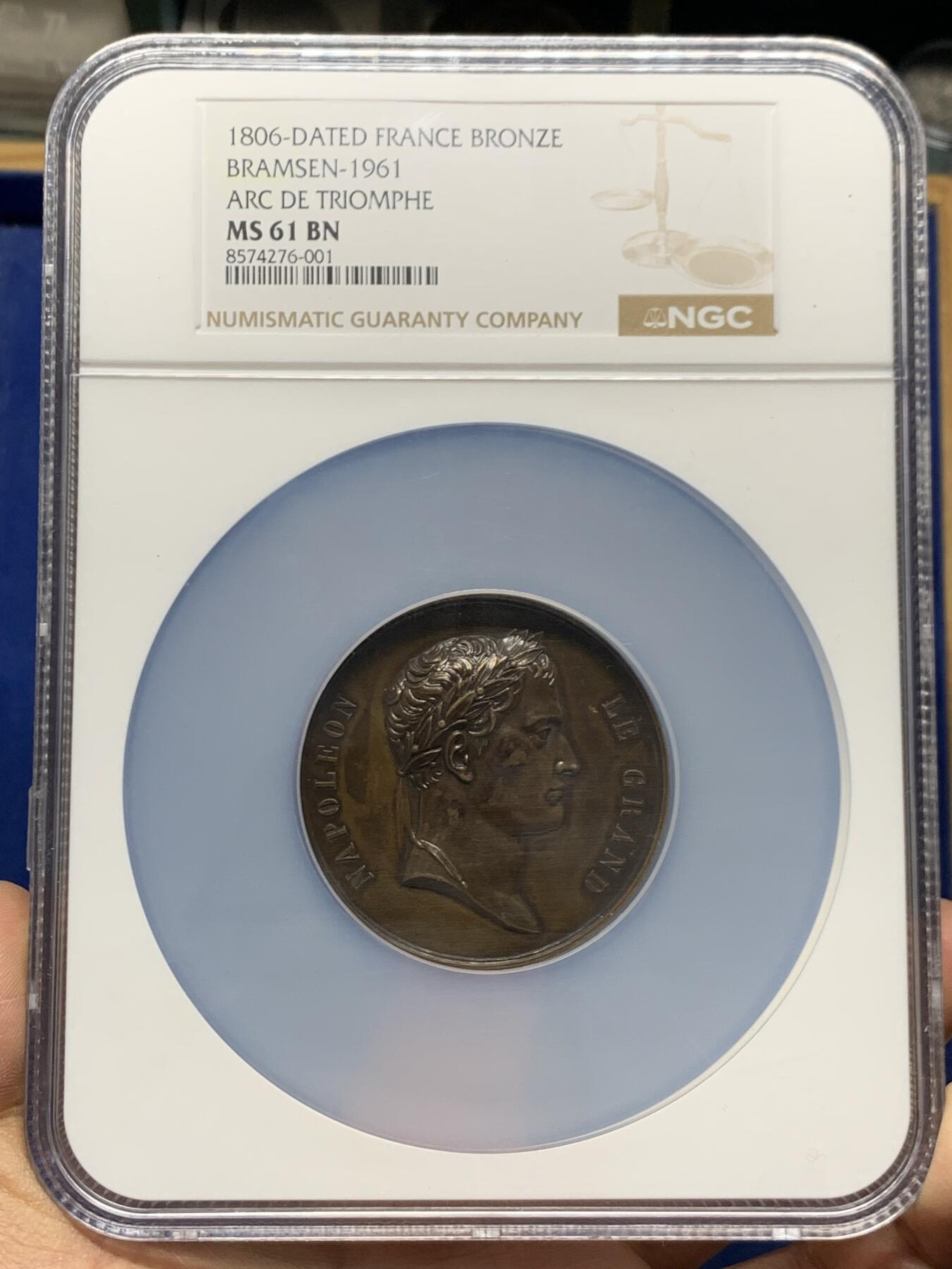 《竞宝斋》第464场 周日，周一，周二，3场连拍 （全场包邮）欢迎送拍 NGC MS61BN 法国1806年拿破仑凯旋门纪念铜章，BRAMSEN作品，稀少品种。正面拿破仑侧像，背面凯旋门高浮雕，打制细节犀利，包浆好状态。加大加厚盒