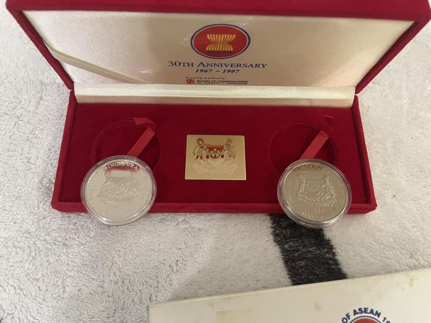 ❤️【币观天下】❤️ 第342期钱币秒杀拍卖场- 2026.2.4秒杀专场 长期征集拍品  新加坡1997年东南亚国家联盟Asean纪念银币套装2合1 盒证齐全 含1盎司精制银币 限量发行2800套