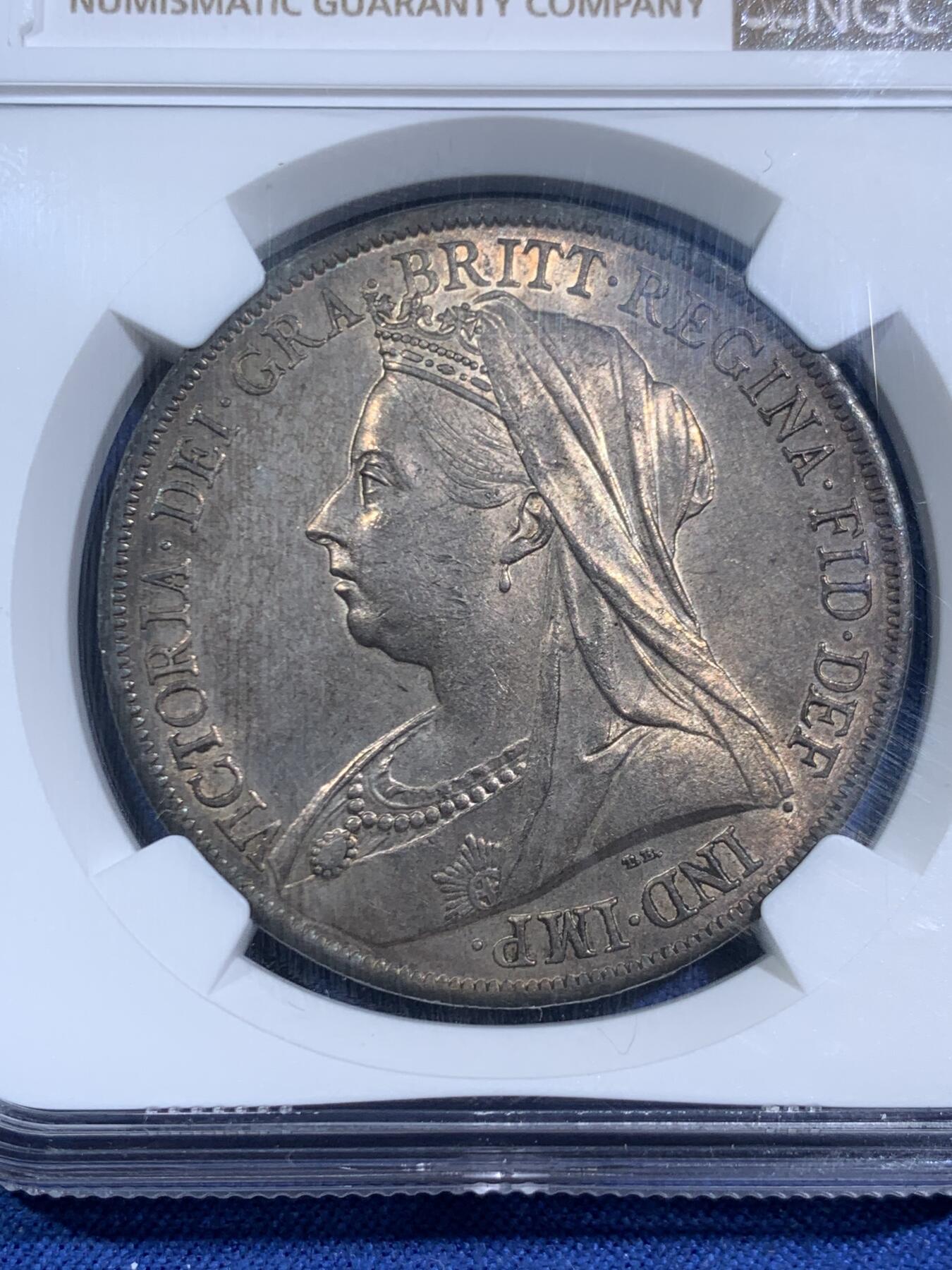 《竞宝斋》第464场 周日，周一，周二，3场连拍 （全场包邮）欢迎送拍 NGC MS62 英国 1900年 维多利亚披纱马剑克朗 极其稀有的LXIII边铭 同分8枚更高分仅9枚 属于好品存世量最少的版别之一 五彩包浆 整体的保存状态非常好