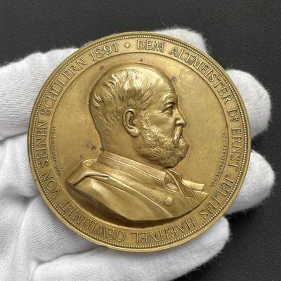 「木头集藏」“ 新岁撷珍”——章牌精品专场！ -   J. Tautenhayn～1891年德国 雕塑家黑内尔逝世纪念镀金铜章，直径：63 mm，112 g，罕见品种！由德国雕塑家席林和奥地利章牌大师陶滕海因联袂制作。正面是黑内尔肖像，背面半裸女神拨动琴弦，身下狮身人面的形象非常惊艳，兼具成熟女性的魅力与野兽的矫健。  恩斯特·尤利乌斯·黑内尔（1811-1891年）是19世纪德国最负盛名的雕塑家之一。