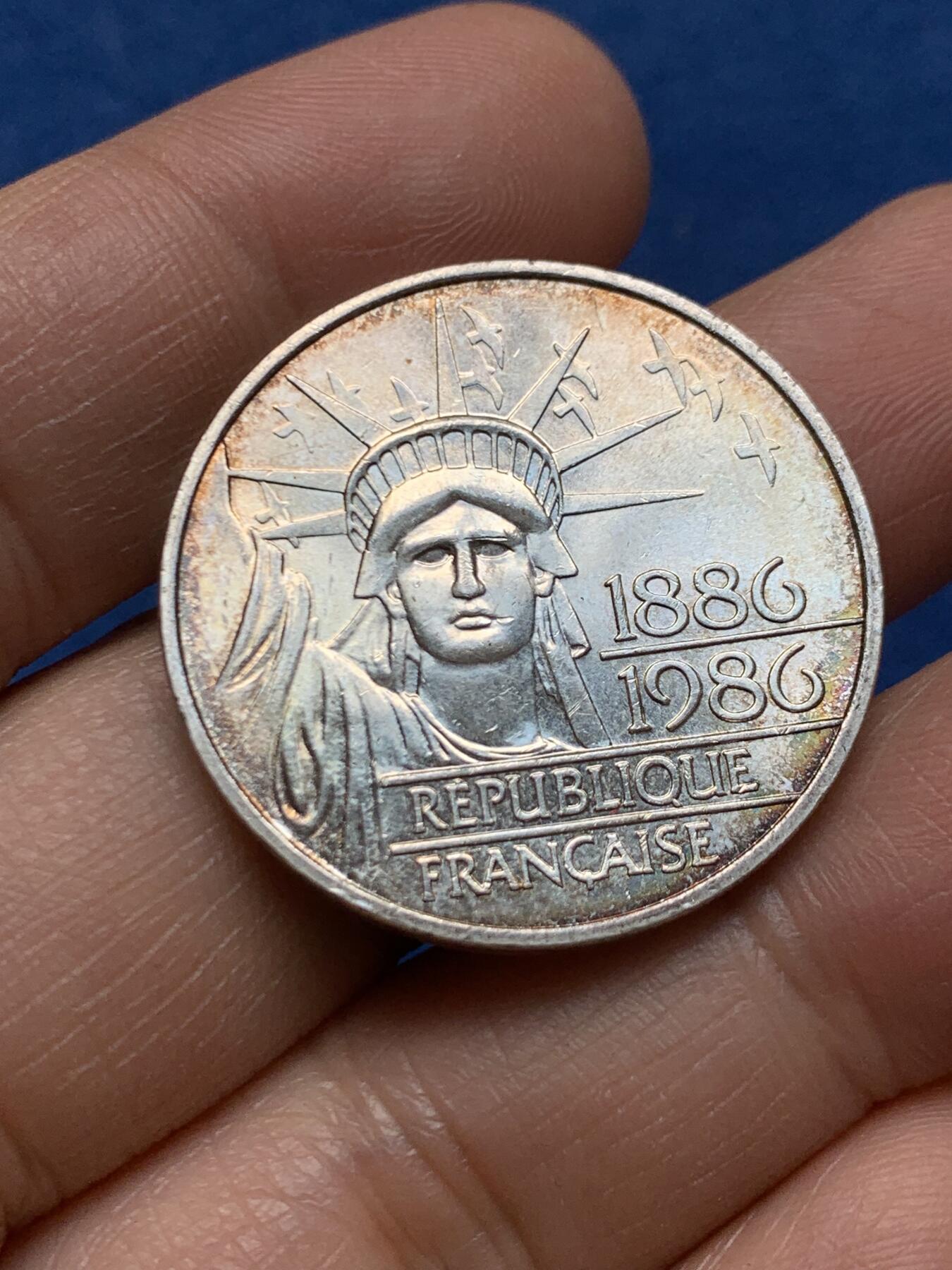 《竞宝斋》第464场 周日，周一，周二，3场连拍 （全场包邮）欢迎送拍 法国1986年自由女神像百年纪念银币，100法郎，重15g，900银，边缘金色包浆，双面转光，品相很好