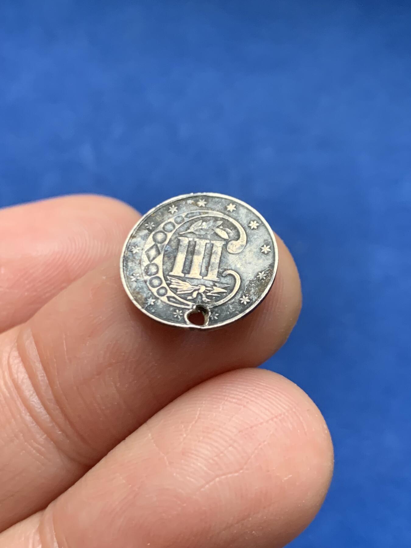 《竞宝斋》第464场 周日，周一，周二，3场连拍 （全场包邮）欢迎送拍 美国1862年早期3分银币1枚，老打孔，细节精妙，包浆熟美，比很多入盒品细节还好。