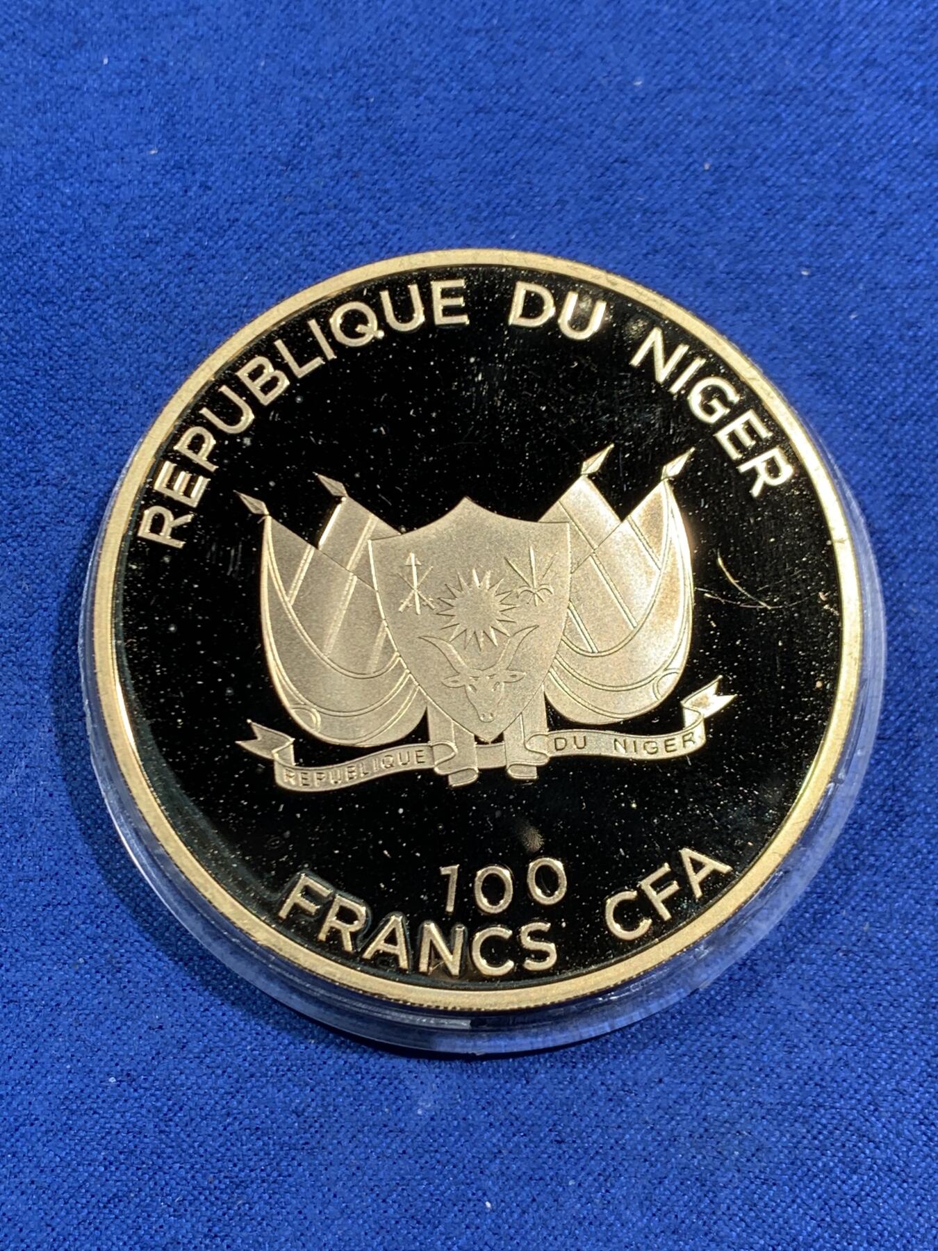 《竞宝斋》第464场 周日，周一，周二，3场连拍 （全场包邮）欢迎送拍 2012年尼日尔100法郎类精制镀金铜币 朝拜指南针 发行量：2千5百 盒证全