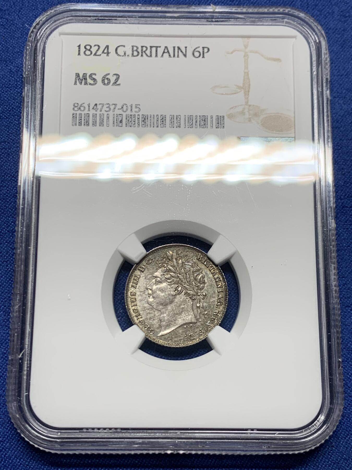 《竞宝斋》第464场 周日，周一，周二，3场连拍 （全场包邮）欢迎送拍 NGC MS62 英国1824年乔治四世国王6便士银币，铸造于英国皇家造币厂，正面有明显的镜面感以及蓝调包浆，非常漂亮，背面灰色包浆，细节完整。整体非常舒服。