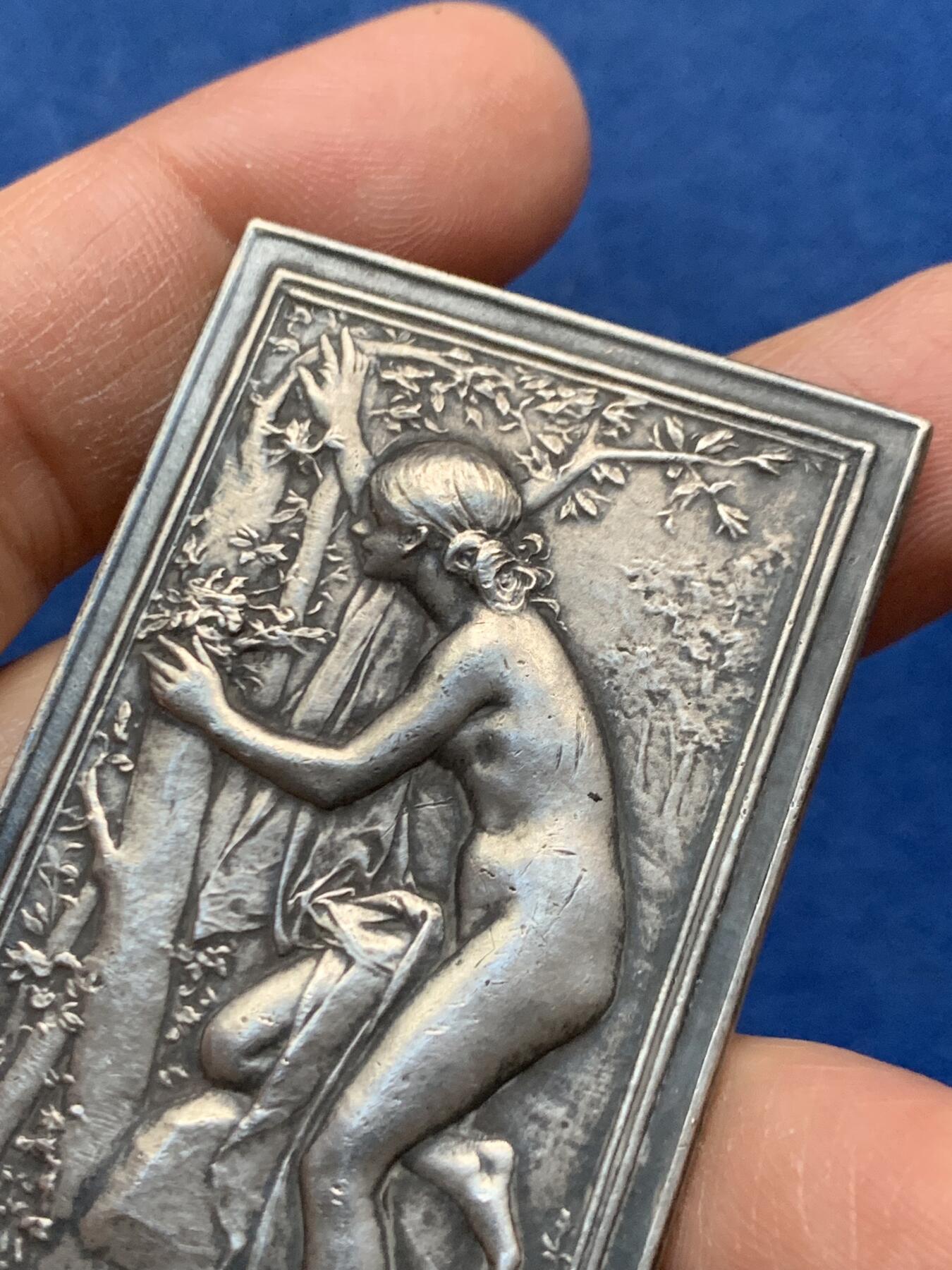 《竞宝斋》第464场 周日，周一，周二，3场连拍 （全场包邮）欢迎送拍 法国天才章牌大师杜普伊D.Dupuis代表作之一，巢，知名度较高的法章之一，新艺术风格代表作。人与自然，爱与和谐，材质950银，边铭丰饶角argent，大小37x65.8mm，重量57.3g，表面有些老的细小磕碰划痕，如图。