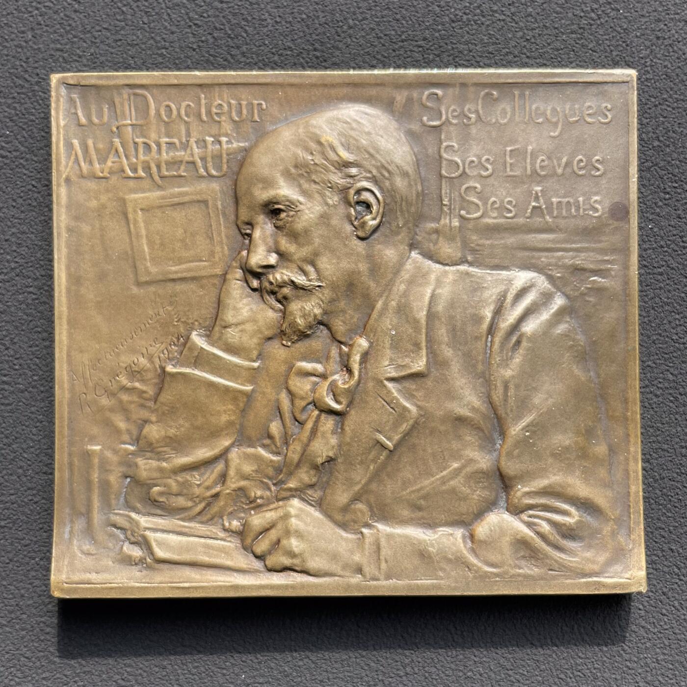 「木头集藏」“ 新岁撷珍”——章牌精品专场！ Rene Gregoire～1904年法国马罗医生铜方章 ，尺寸：70 × 62mm，148 g，罕见品种！马耶尔目录（1870-1940年法国章牌艺术）245号作品。古斯塔夫·马罗（1850-1918年）是昂热医学院的教授，昂热市有一条街道以他的名字命名。正面是正在沉思的马罗医生，背面科学女神与艺术女神徜徉在繁花似锦的卢瓦尔河河畔。