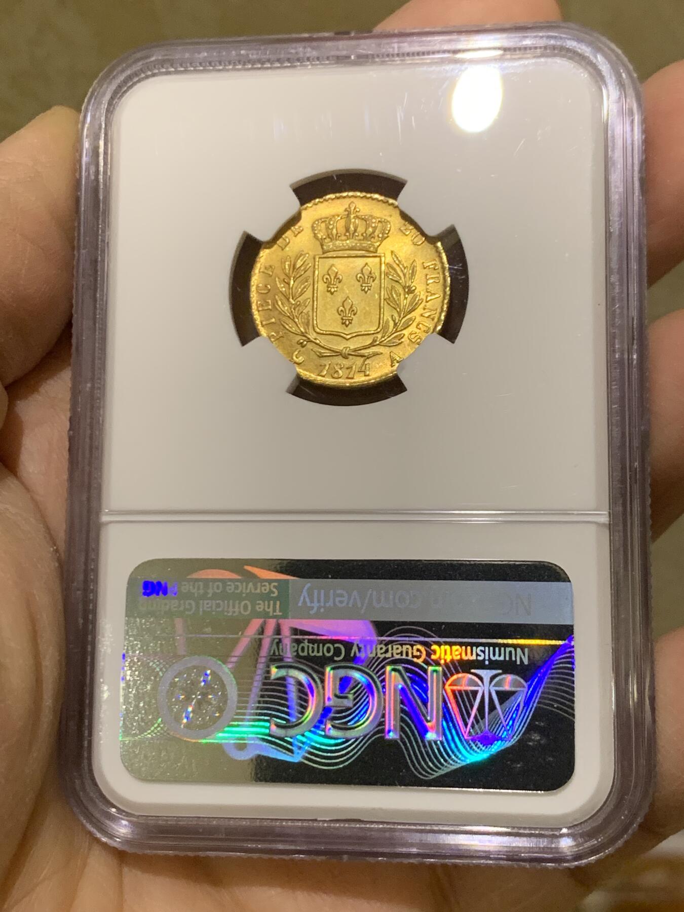 《竞宝斋》第464场 周日，周一，周二，3场连拍 （全场包邮）欢迎送拍 NGC MS63 法国1814年路易十八20法郎金币 少见戎装好品 戎装版路易十八只发行了两年，数量要少很多。此枚金光灿灿转光流畅实属难得，打制清晰值得收藏。热门稀缺品种！900金 6.45克