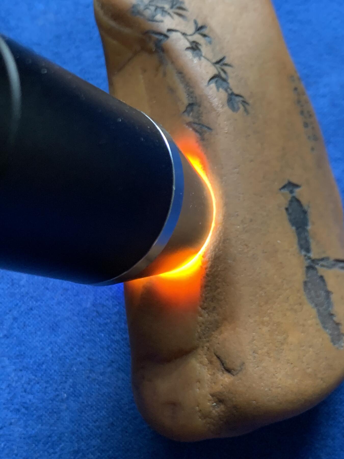 《竞宝斋》第464场 周日，周一，周二，3场连拍 （全场包邮）欢迎送拍 黄蜡石石雕·诗画 手把件，石型很好，天然纹路，“山前山后各有路，有风无风都自由”，表达意境的诗画题材，重110.5克，一手握