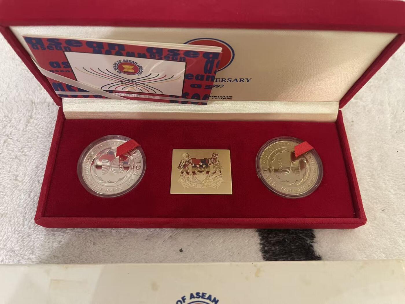 ❤️【币观天下】❤️ 第342期钱币秒杀拍卖场- 2026.2.4秒杀专场 长期征集拍品  新加坡1997年东南亚国家联盟Asean纪念银币套装2合1 盒证齐全 含1盎司精制银币 限量发行2800套