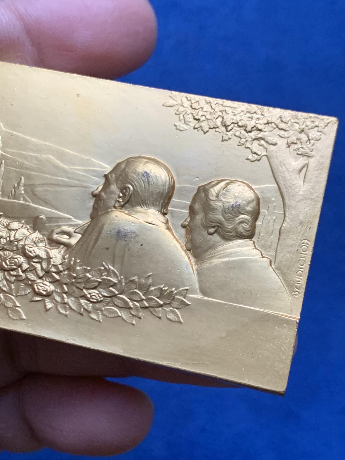 《竞宝斋》第464场 周日，周一，周二，3场连拍 （全场包邮）欢迎送拍 1984年法国名家波迪松新艺术经典【金婚纪念】镀金大铜章，品相极好，正面一对夫妇在树下笑看远山 流水和桥梁，寓意好，直径：55.5*40.3MM，重量：76.2g