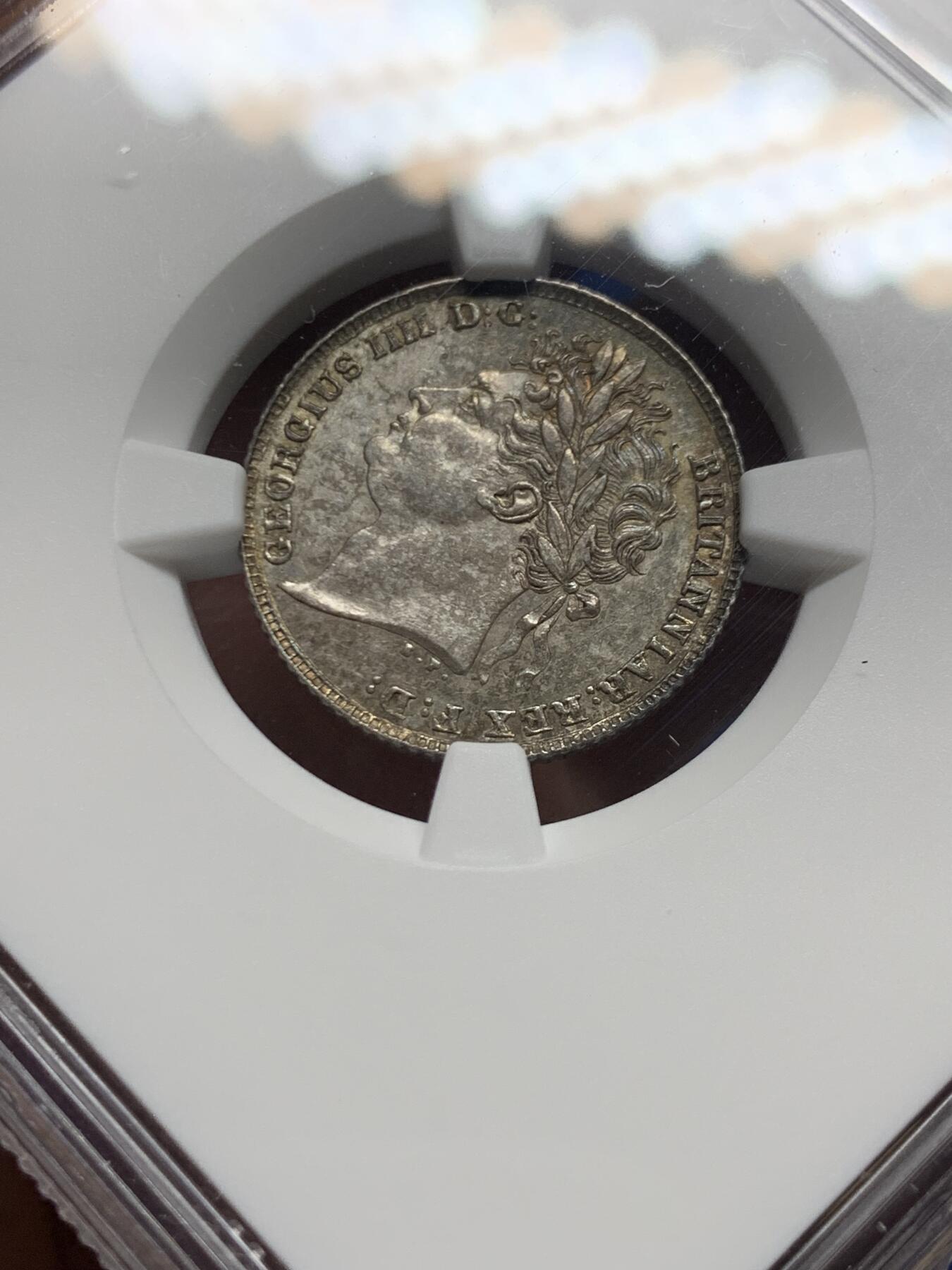 《竞宝斋》第464场 周日，周一，周二，3场连拍 （全场包邮）欢迎送拍 NGC MS62 英国1824年乔治四世国王6便士银币，铸造于英国皇家造币厂，正面有明显的镜面感以及蓝调包浆，非常漂亮，背面灰色包浆，细节完整。整体非常舒服。