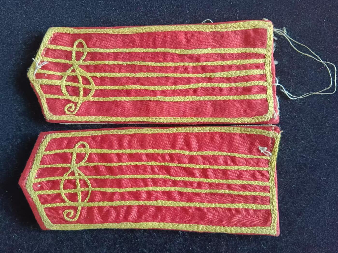 一副早期的乐队肩章