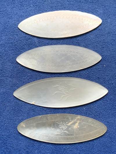 《竞宝斋》第464场 周日，周一，周二，3场连拍 （全场包邮）欢迎送拍 - 英国回流 清螺钿贝母筹码4枚一组，菱型，珠光水润，花卉精雕