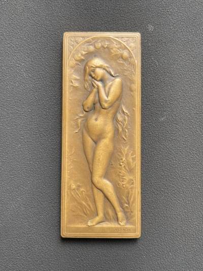 「木头集藏」“ 新岁撷珍”——章牌精品专场！ - F Vernon～1905年法国 夏娃 铜方章， 直径：80 × 30 mm，边铭：丰饶角 BRONZE。少见品种，品相极佳，雕刻大师韦尔农人体章牌代表作。马耶尔目录（1870-1940年法国章牌艺术）165号作品。