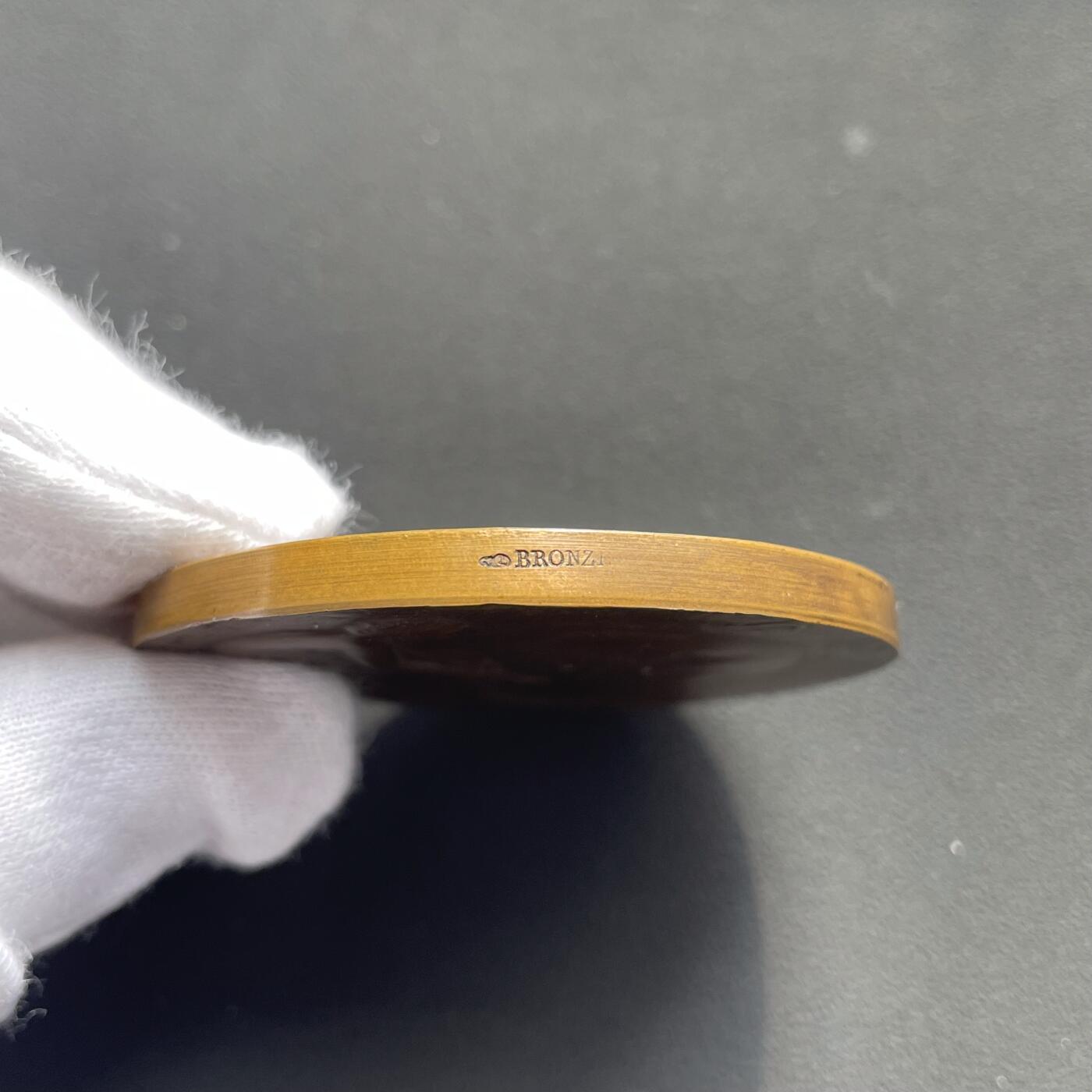 「木头集藏」“ 新岁撷珍”——章牌精品专场！ Abel Lafleur～1908年法国 浴女 铜章，直径： 54 mm，少见品种，品相极佳，朦胧的浅浮雕尽显女性胴体的柔美。边铭：丰饶角 BRONZE。马耶尔目录（1870-1940年法国章牌艺术）165号作品。此章作者阿贝尔·拉弗勒是法国雕塑家、雕刻家，他最著名的雕塑作品是世界杯的第一座奖杯雷米特金杯。拉弗勒在章牌领域是一位浅浮雕大师，尤其擅长女性人体。