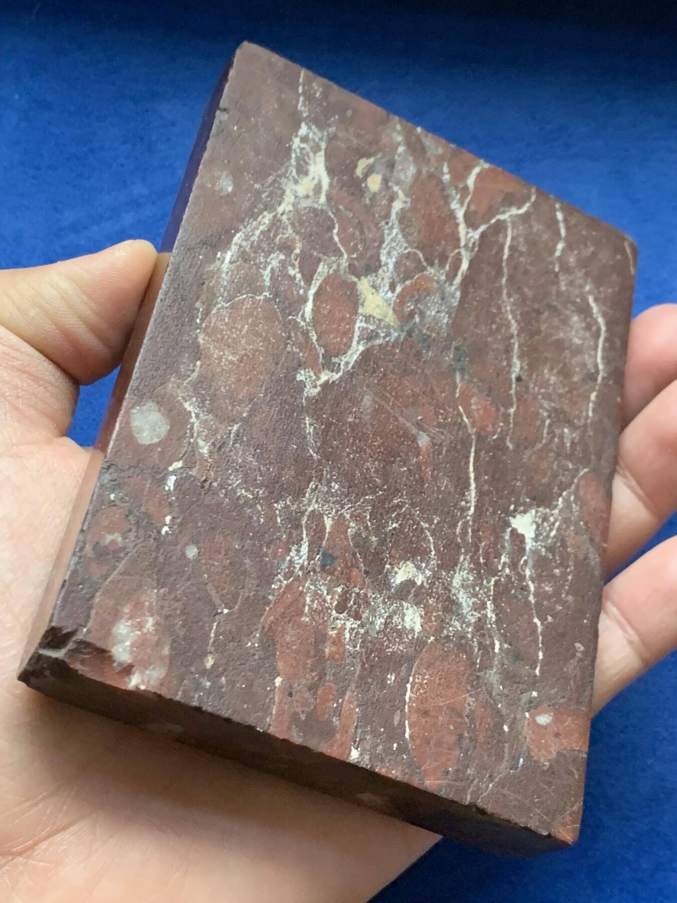 《竞宝斋》第464场 周日，周一，周二，3场连拍 （全场包邮）欢迎送拍 法国维泰勒温泉铜章 (La Grande Sourcede Vittel)嵌石桌面摆件 少见铜章 泉 法国新艺术时期美女清凉章 表现了一位半躺的女性裸体形象，倚靠在象征泉水出口的器形之上，身体姿态柔和，寓意泉水的滋养与生命力。607克，120x85.5x22mm，石板的角略有破损，细节见图。