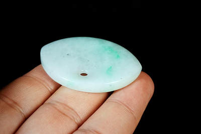 上海都达杂项专场四十七【全场包邮】  天然冰糯种飘绿翡翠（A货）精雕《平安扣》挂件90-9