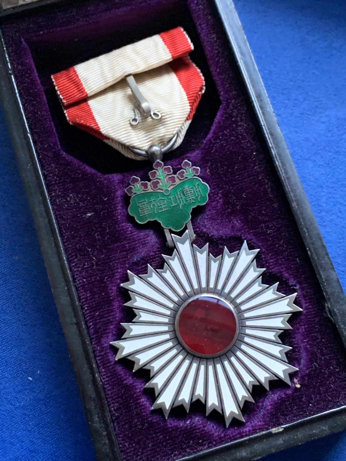 《竞宝斋》第464场 周日，周一，周二，3场连拍 （全场包邮）欢迎送拍 日本六等旭日章银质印章，重33.7g，原汁原味绶带，原盒齐全。