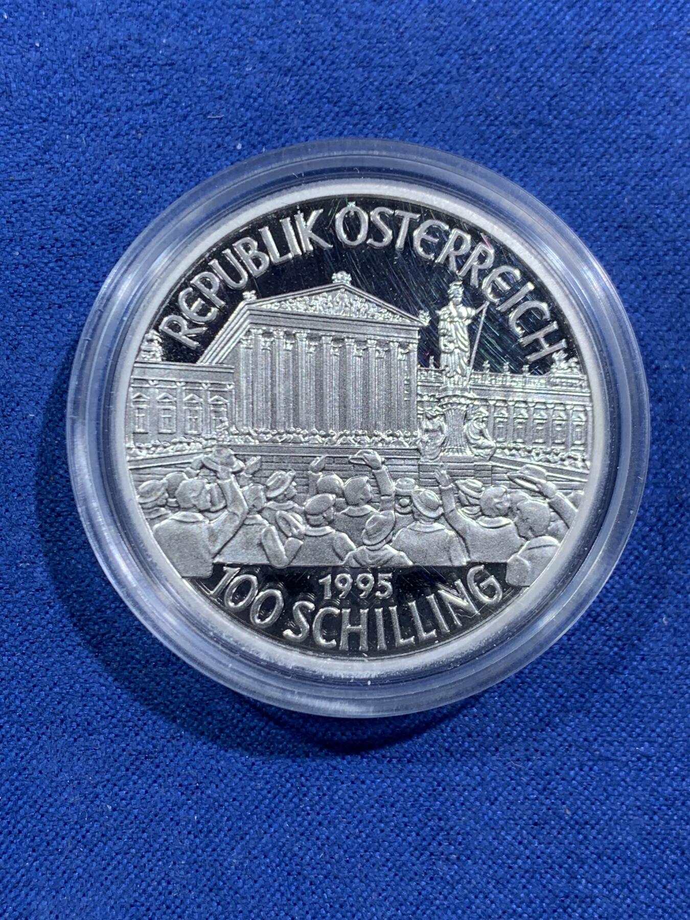 《竞宝斋》第464场 周日，周一，周二，3场连拍 （全场包邮）欢迎送拍 奥地利1995年纪念第一共和国精制银币，正面为奥地利议会大厦前的历史性场景，背面融合了议会建筑、国徽元素与象征工业、科技和文化发展的图案，整体刻画精美，在奥地利纪念币体系中属于较受欢迎的题材之一，34mm，20g，900银