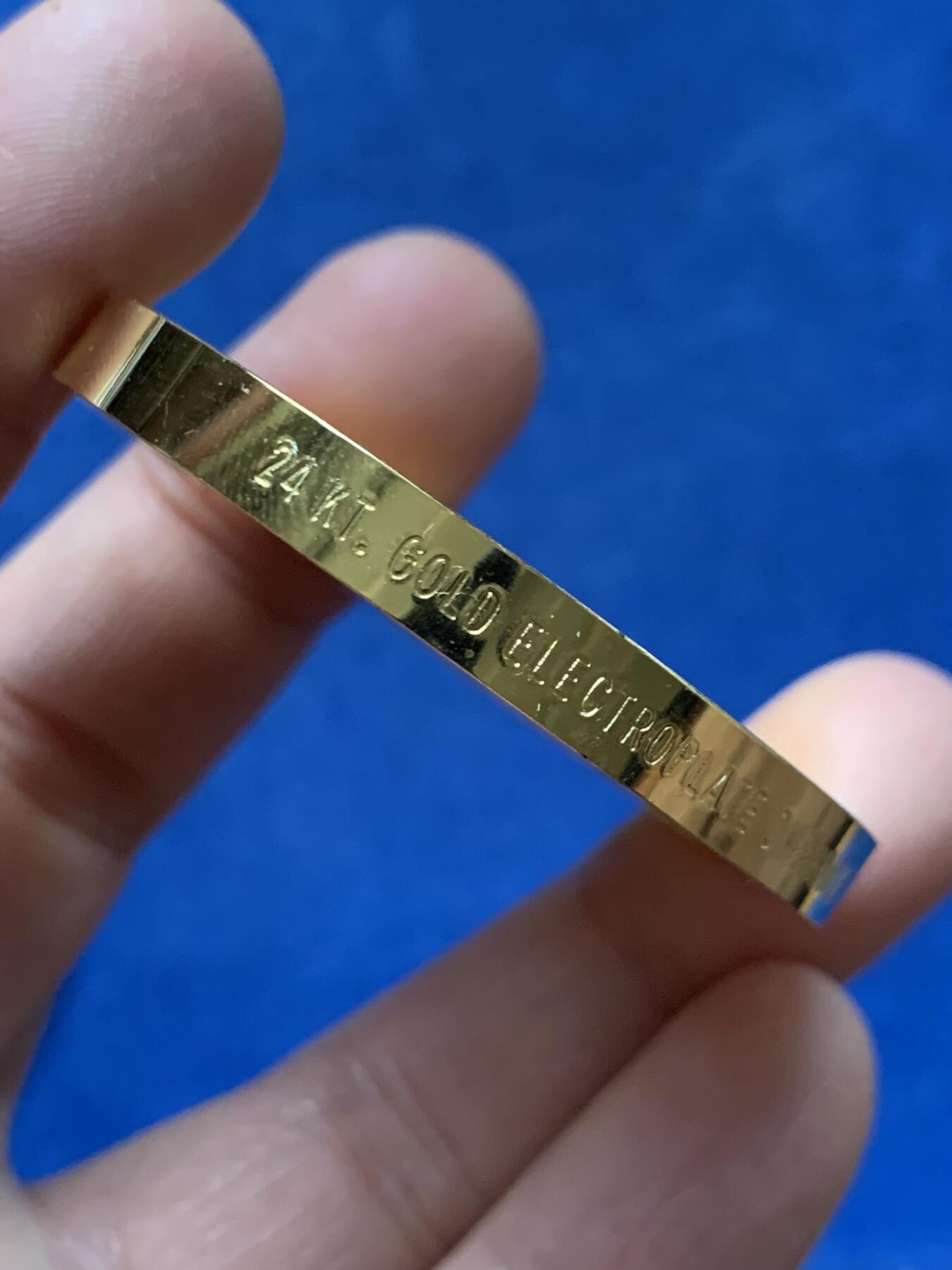 《竞宝斋》第464场 周日，周一，周二，3场连拍 （全场包邮）欢迎送拍 美国 1983年 古希腊艺术瑰宝镀金大铜章，直径50mm，重79.5克，尼多斯的阿芙洛狄忒，女神沐浴，美轮美奂。富兰克林造币厂铸造，精制镜面工艺。金水非常足，边缘标注铜镀24K金