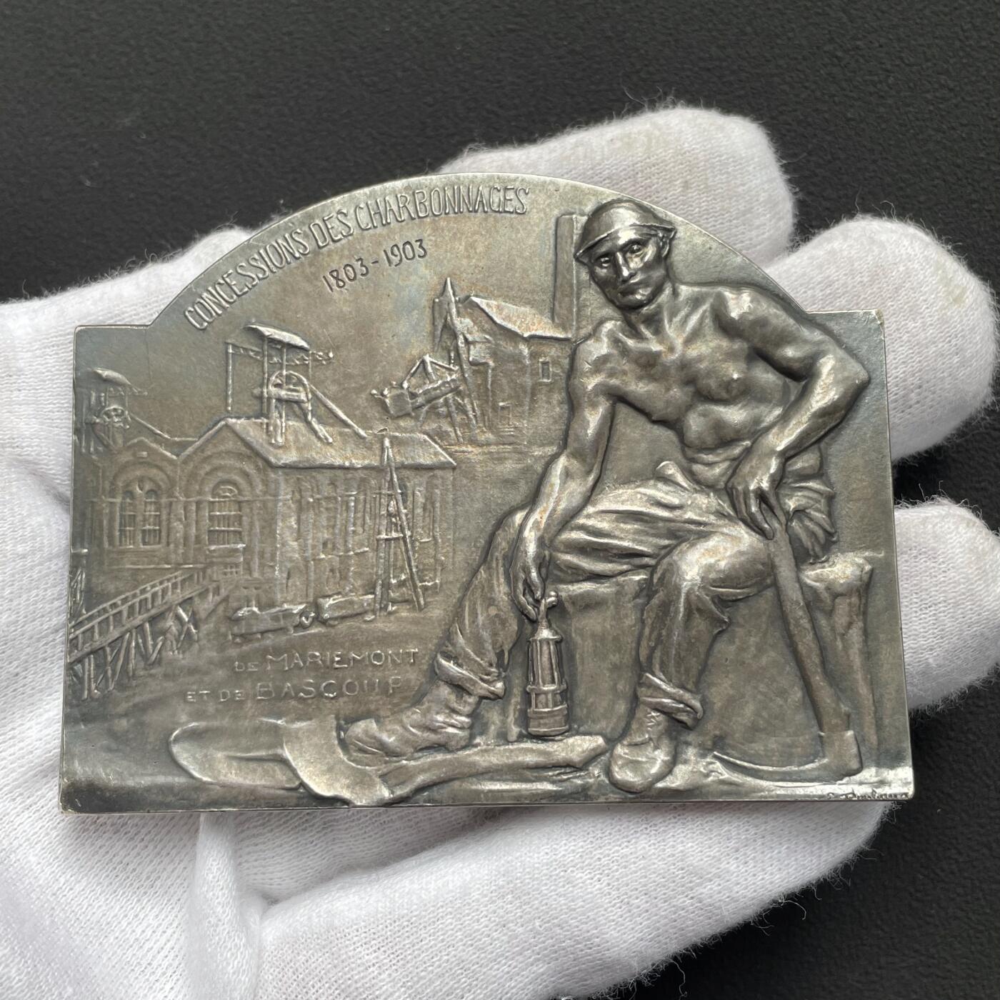 「木头集藏」“ 新岁撷珍”——章牌精品专场！ Rombaux～1903年比利时阿尔贝王子夫妇来访纪念银章，尺寸：71 × 56mm，109 g，边铭：ARGENT 银标，此款大版银章很少见！纪念马里蒙和巴斯库煤矿特许权100周年及阿尔贝王子夫妇来访。正面右侧为比利时国王利奥波德二世与先王利奥波德一世，左侧为阿尔贝王子（即后来的阿尔贝一世国王）与王子妃伊丽莎白。