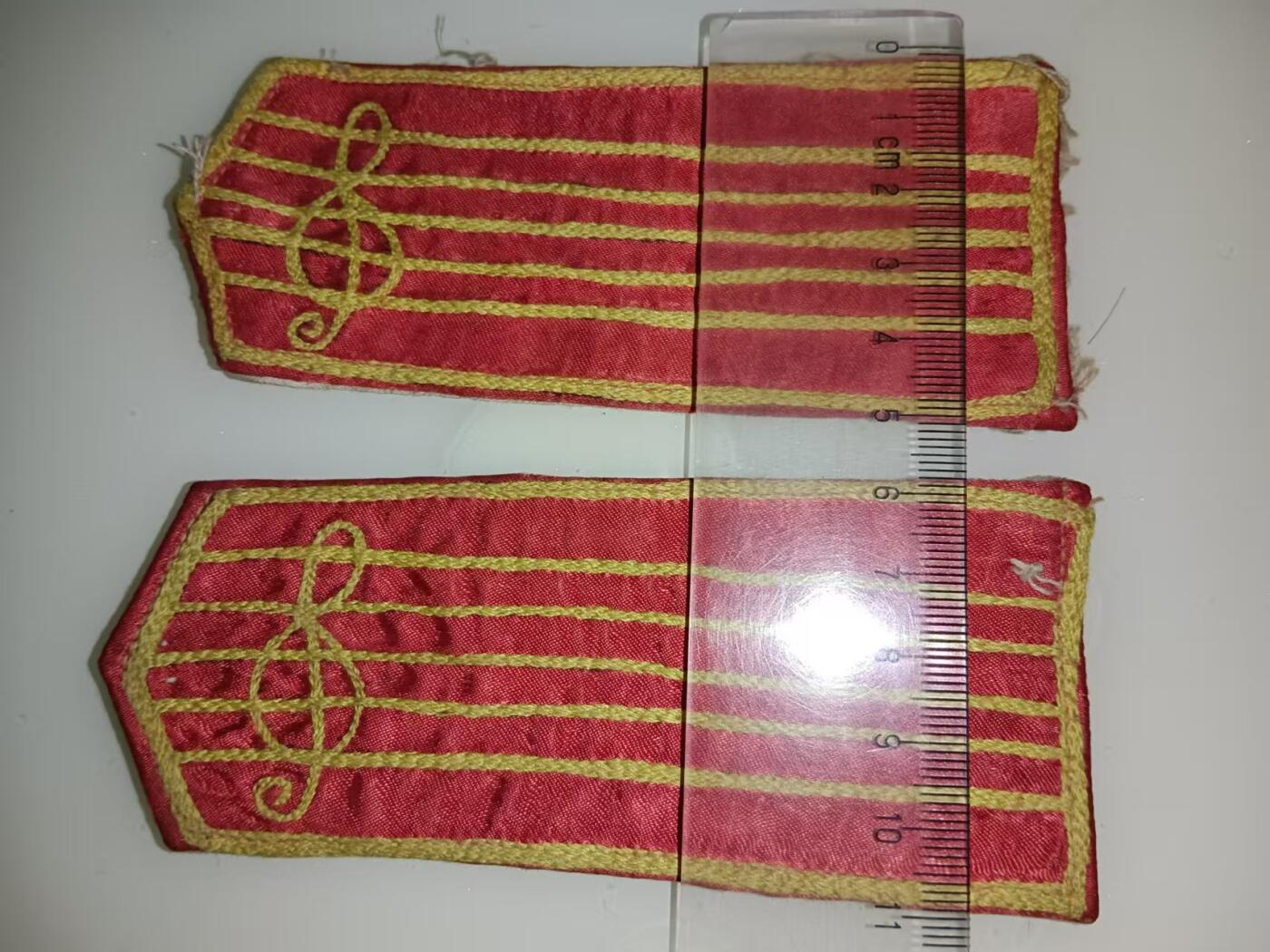 一副早期的乐队肩章