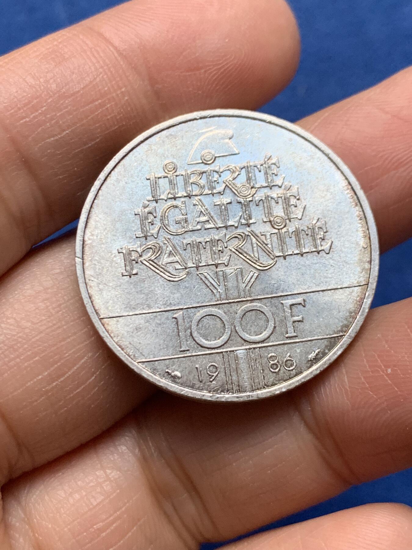 《竞宝斋》第464场 周日，周一，周二，3场连拍 （全场包邮）欢迎送拍 法国1986年自由女神像百年纪念银币，100法郎，重15g，900银，边缘金色包浆，双面转光，品相很好