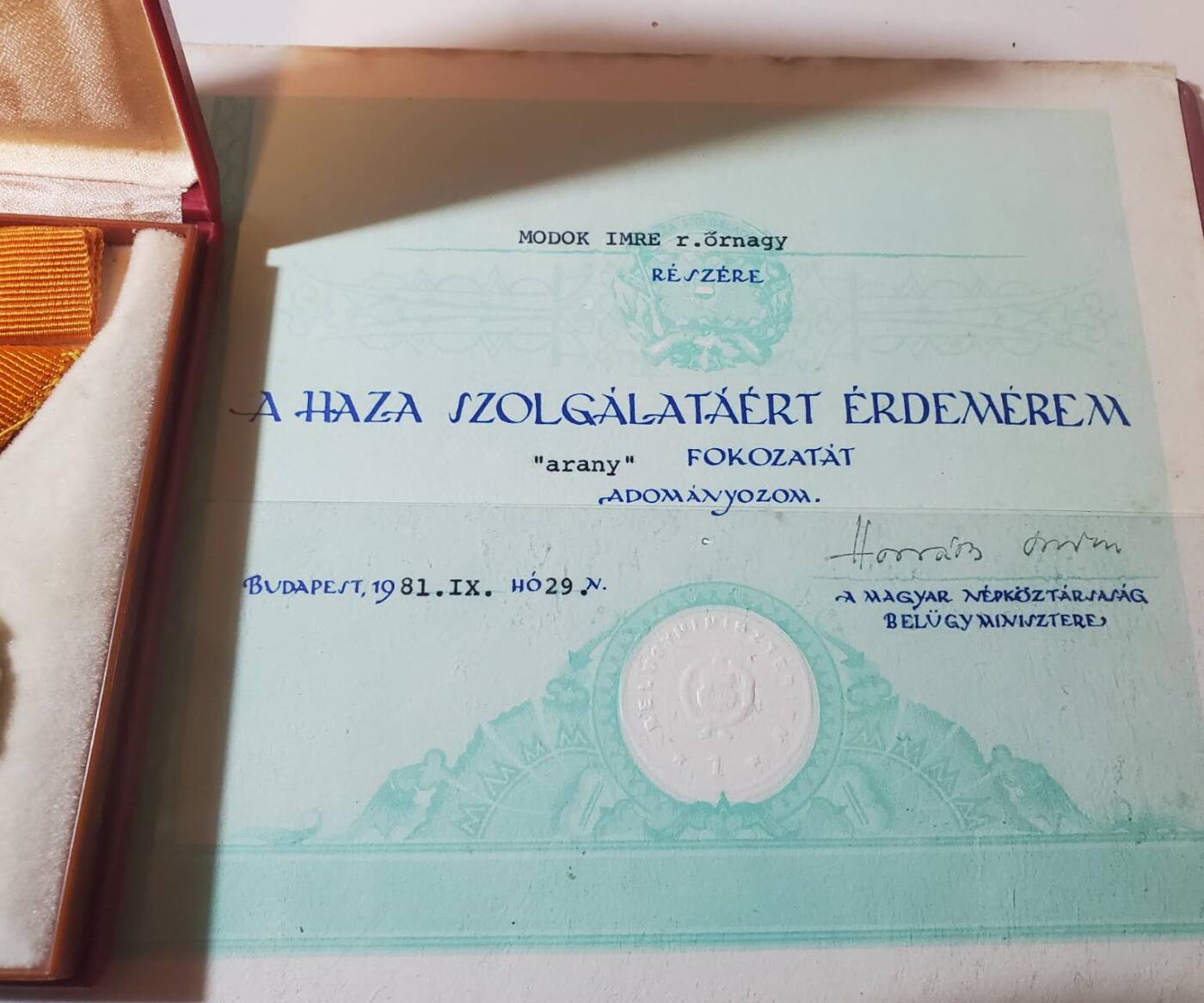 韵星假日军品类拍卖第三十九期暨默多克中校夫妇专场 -- Rimey Holidays Militaria Auction 39 & The Modoks Collection  匈牙利人民共和国默多克中校金级为祖国服务奖章带盒带大证书佩戴证明一套 