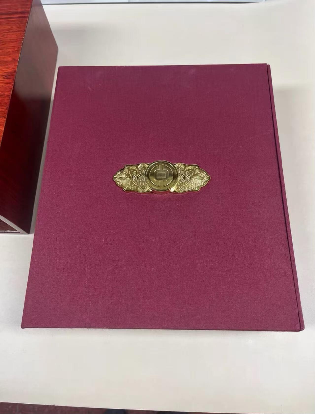 《外钞收藏家》第六百零七期（畅拍场）（本平台长期征集拍品、欢迎藏友们联系合作） 【珍藏实木礼盒全同号】1994年中国银行港币无字冠套装，全套5张，面值HK$20、HK$50、HK$100、HK$500、HK$1000。全部相同序列号098913无4 7灯下无斑。由中国银行香港分行总经理签发 作为贵宾礼物赠送给各国领导人 带原装纪念册和证书 豪华木盒包装更稀少 区别于普通硬册封装 非常重的实木超大包装 全新UNC原装完整 