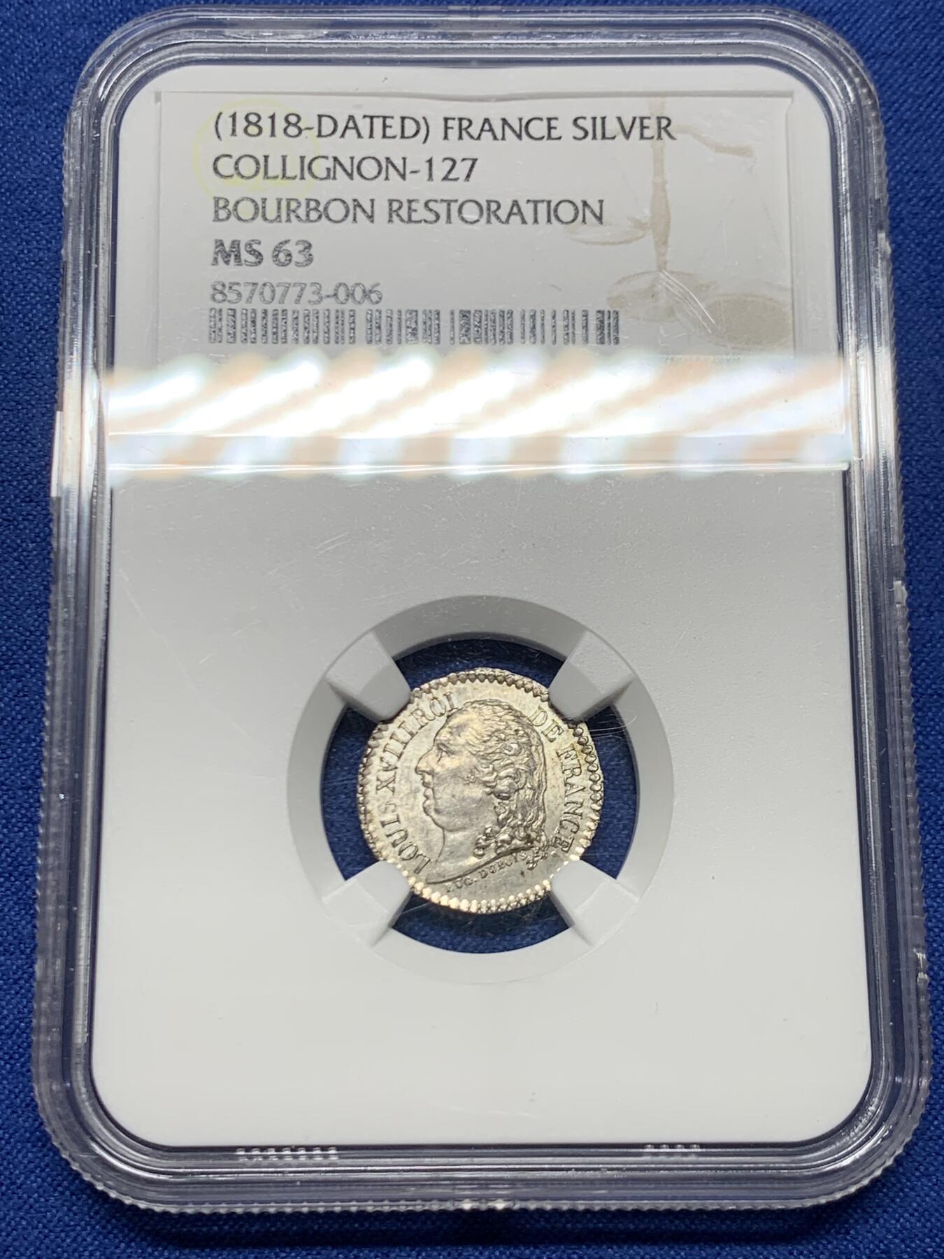 《竞宝斋》第464场 周日，周一，周二，3场连拍 （全场包邮）欢迎送拍 少见 NGC MS63 法国1818年波旁王朝复辟时期的法国银质纪念章，正面为路易十八右向肖像，环绕铭文标示其王权身份，体现复辟初期法国重新确立合法君主统治的政治语境。背面人物为亨利四世右向肖像，其形象源自法国王权传统中被反复引用的“王国奠基者”形象，用以强调王朝合法性的历史延续性。正反两面并置不同君主，是复辟时期常见的纪念性设计，用以将当下政权与历史上的成功统治者相连接。