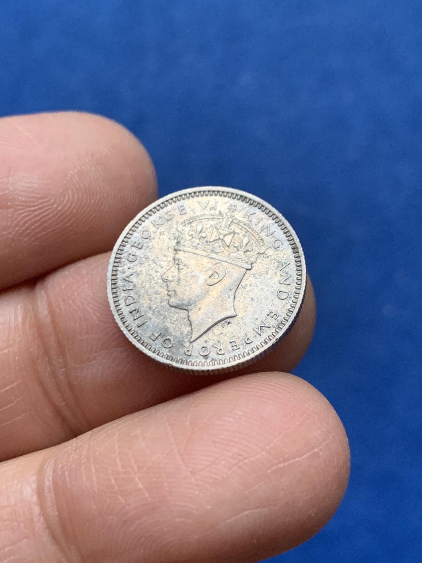 《竞宝斋》第464场 周日，周一，周二，3场连拍 （全场包邮）欢迎送拍 两枚一组 1926年英属海峡乔治五世银币和1941年英属马来亚乔治六世银币（高银版）两个都是面值10分 未流通 转光都很好 底板也不错 适合收藏！