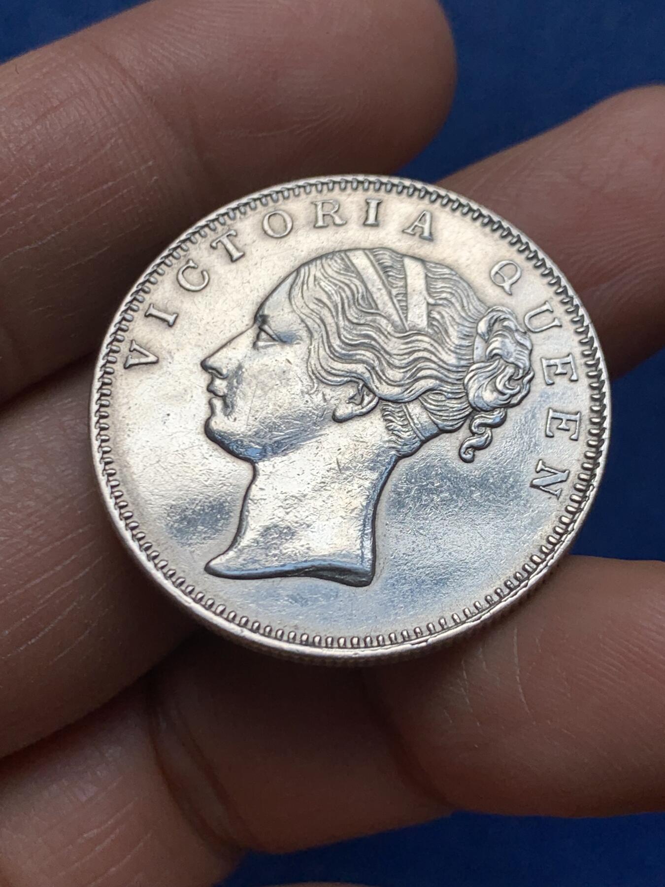 《竞宝斋》第464场 周日，周一，周二，3场连拍 （全场包邮）欢迎送拍 东印度公司 1840年 维多利亚女王单辫1卢比银币 细节好 11.64克左右 917银