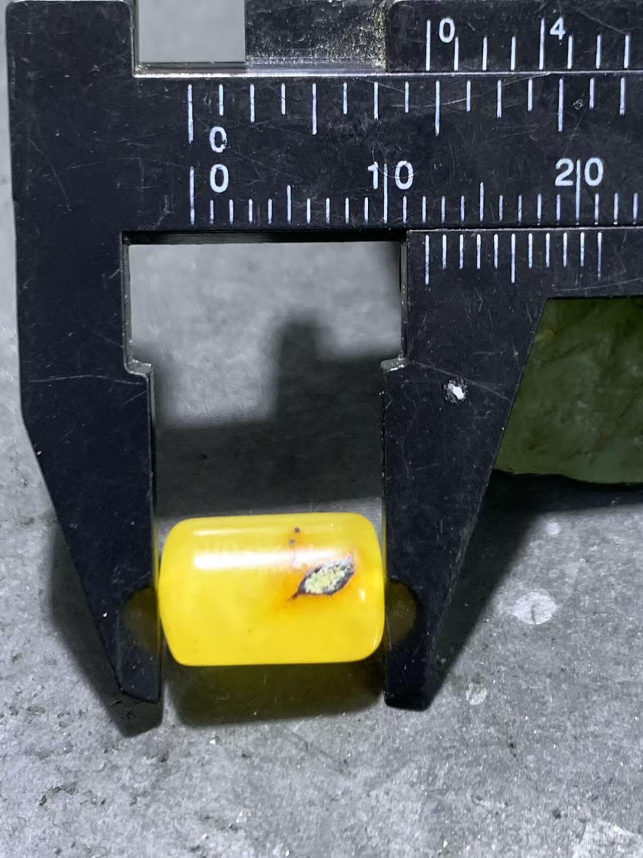 天然乌克兰原矿蜜蜡随形通货桶珠一颗，