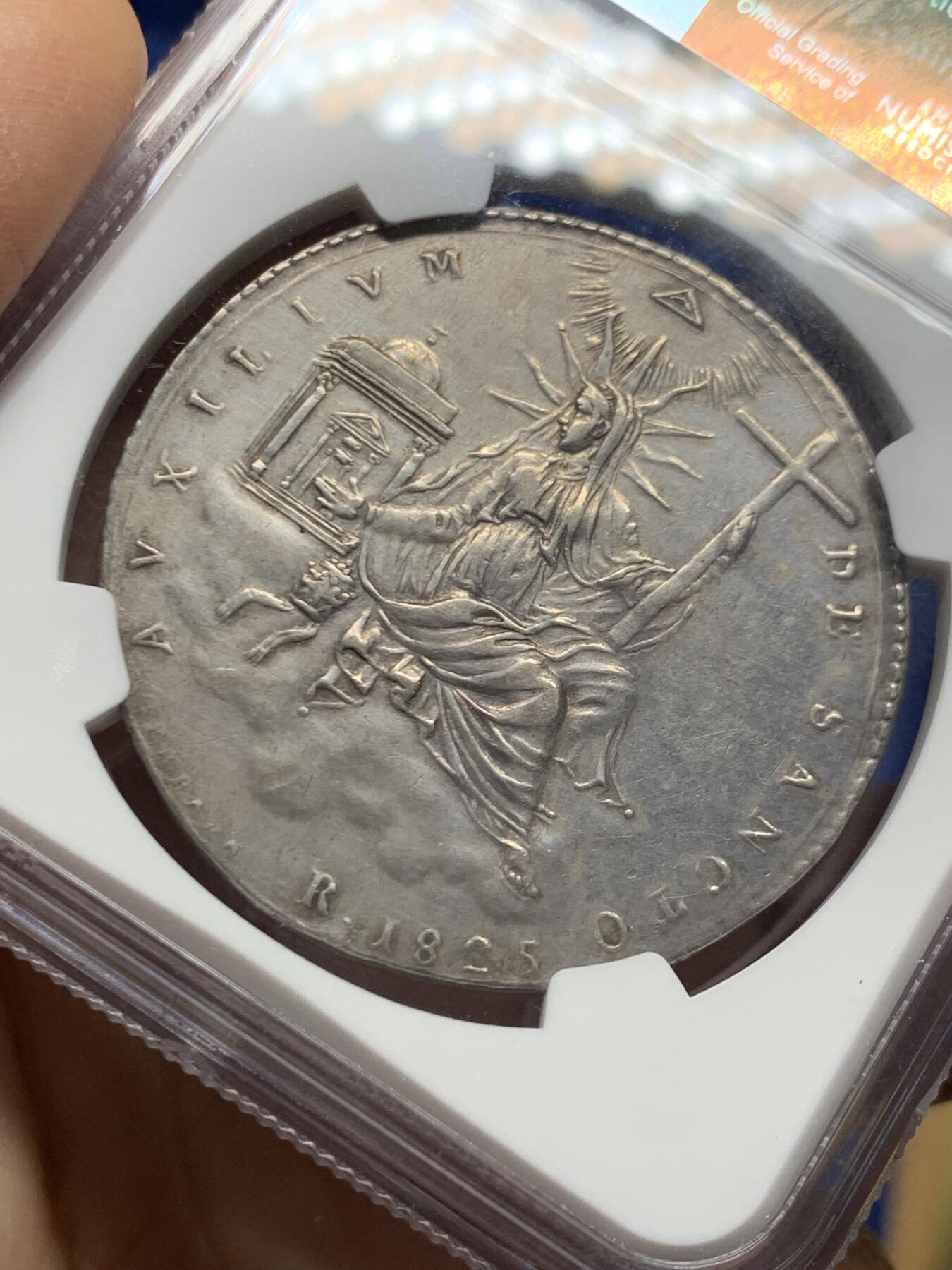 《竞宝斋》第464场 周日，周一，周二，3场连拍 （全场包邮）欢迎送拍 NGC XFD 意大利 教皇国 1825年 1斯库多 银币 精致的云端圣母题材 12点钟有一处微小的镶嵌移除痕迹 这枚的圣母头饰不同于克书版 是略弯曲的 不清楚在稀有度上是否有区别 很少见的品种