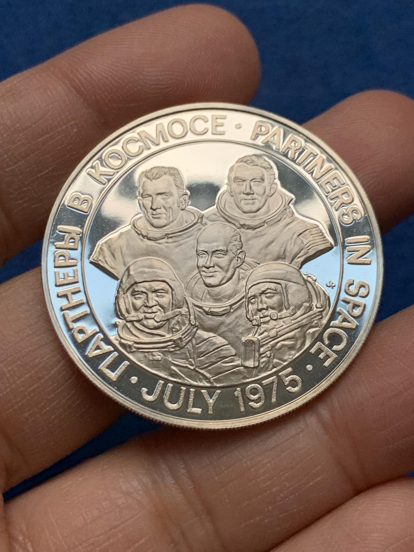 《竞宝斋》第464场 周日，周一，周二，3场连拍 （全场包邮）欢迎送拍 美国1975年阿波罗-联盟测试计划精制纪念银章，人类历史上首次国际航天合作，正面刻有执行该次任务的三名美国宇航员和两名苏联宇航员，富兰克林造币厂铸造，边缘有925银标，重20.15g