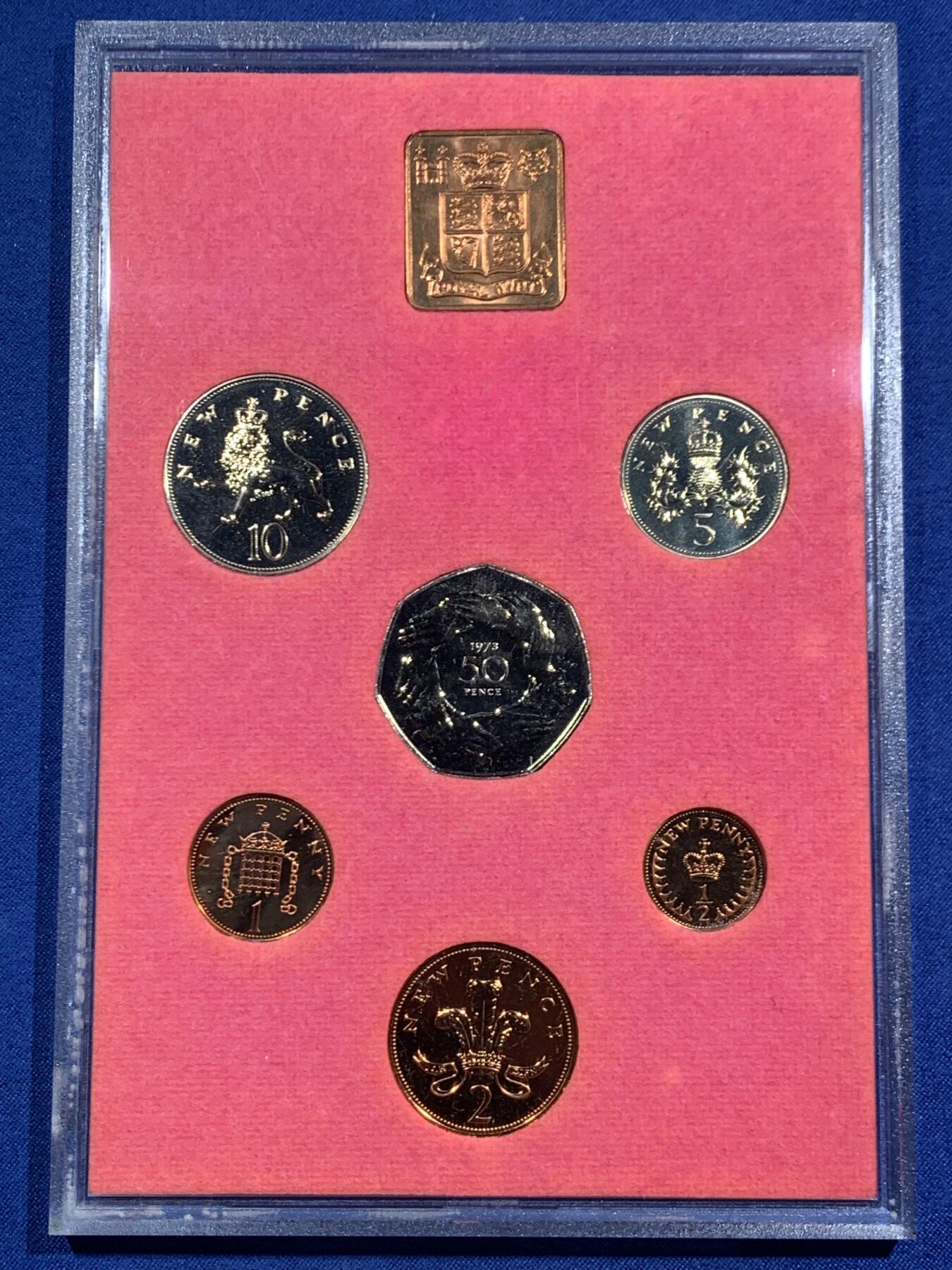 《竞宝斋》第464场 周日，周一，周二，3场连拍 （全场包邮）欢迎送拍 英国1973年精制套币 礼品原装6枚币和1枚章 细节见图