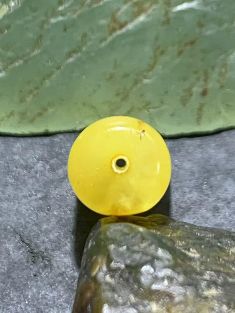 天然乌克兰原矿蜜蜡随形通货桶珠一颗，