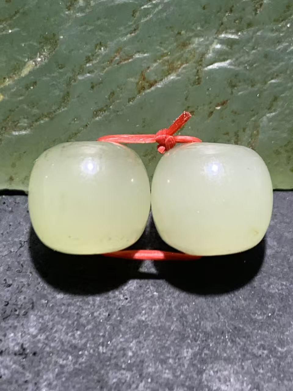 精美天然青海料和田玉水草沁老形桶珠一对