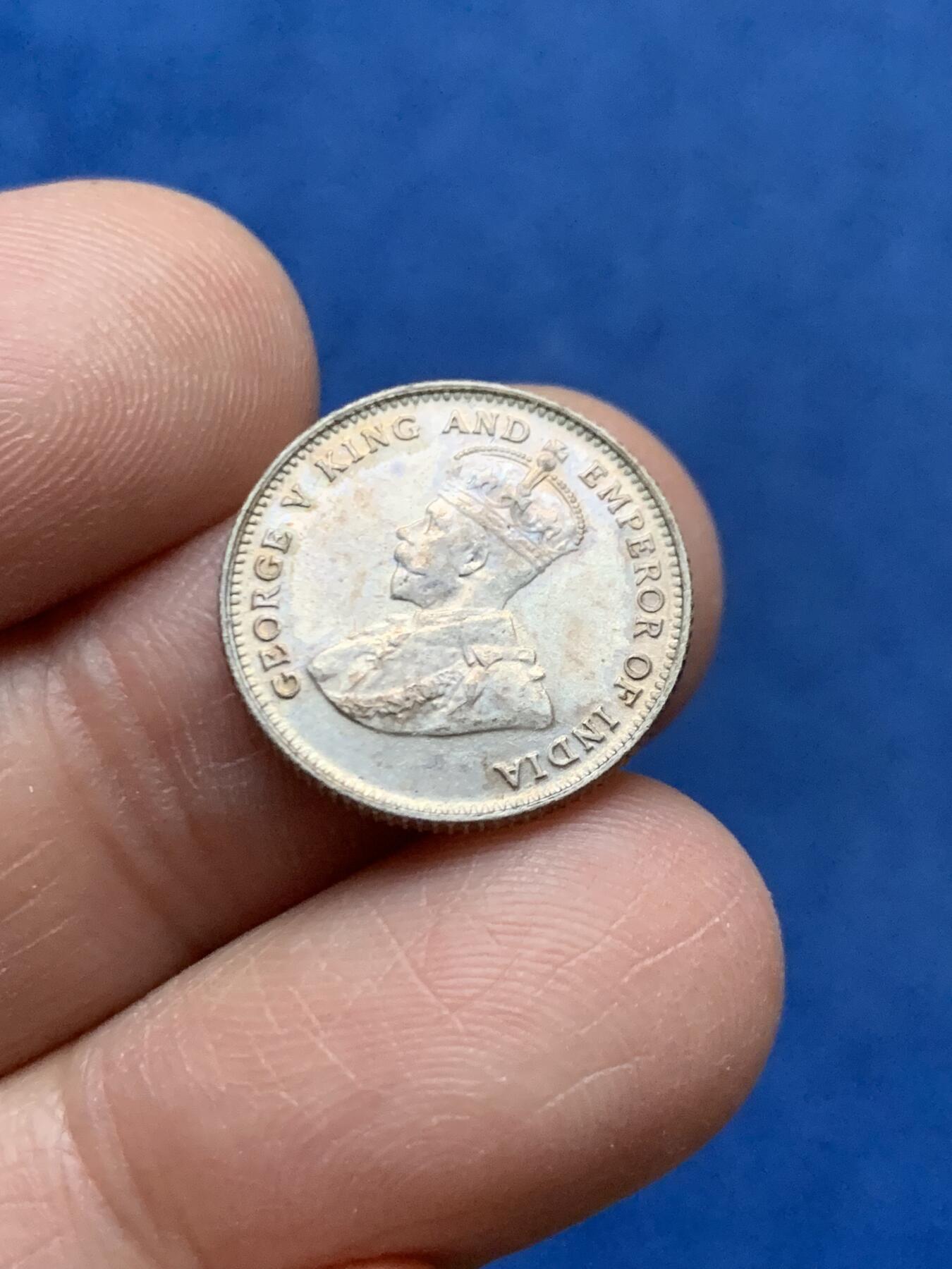 《竞宝斋》第464场 周日，周一，周二，3场连拍 （全场包邮）欢迎送拍 两枚一组 1926年英属海峡乔治五世银币和1941年英属马来亚乔治六世银币（高银版）两个都是面值10分 未流通 转光都很好 底板也不错 适合收藏！