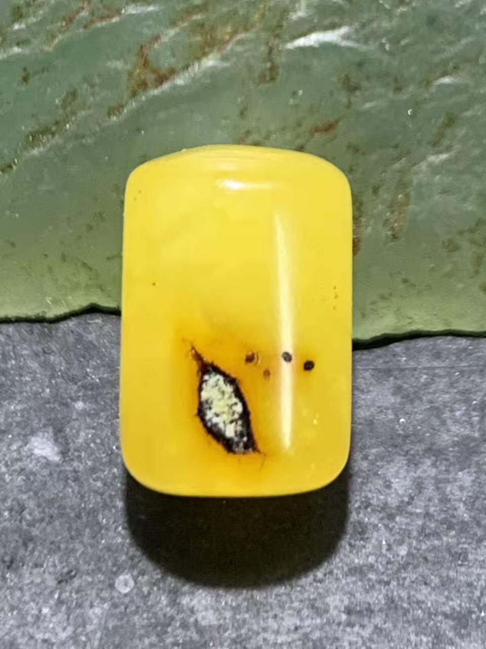 天然乌克兰原矿蜜蜡随形通货桶珠一颗，