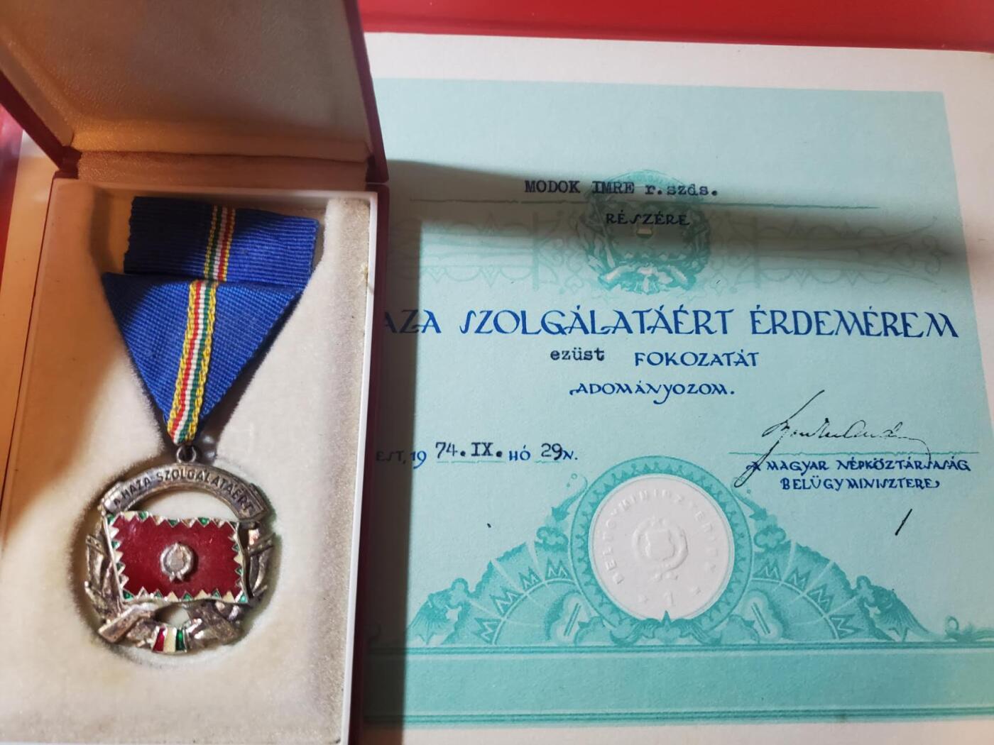 韵星假日军品类拍卖第三十九期暨默多克中校夫妇专场 -- Rimey Holidays Militaria Auction 39 & The Modoks Collection  匈牙利人民共和国默多克中校银级为祖国服务奖章带盒（早期版本）带大证书佩戴证明一套