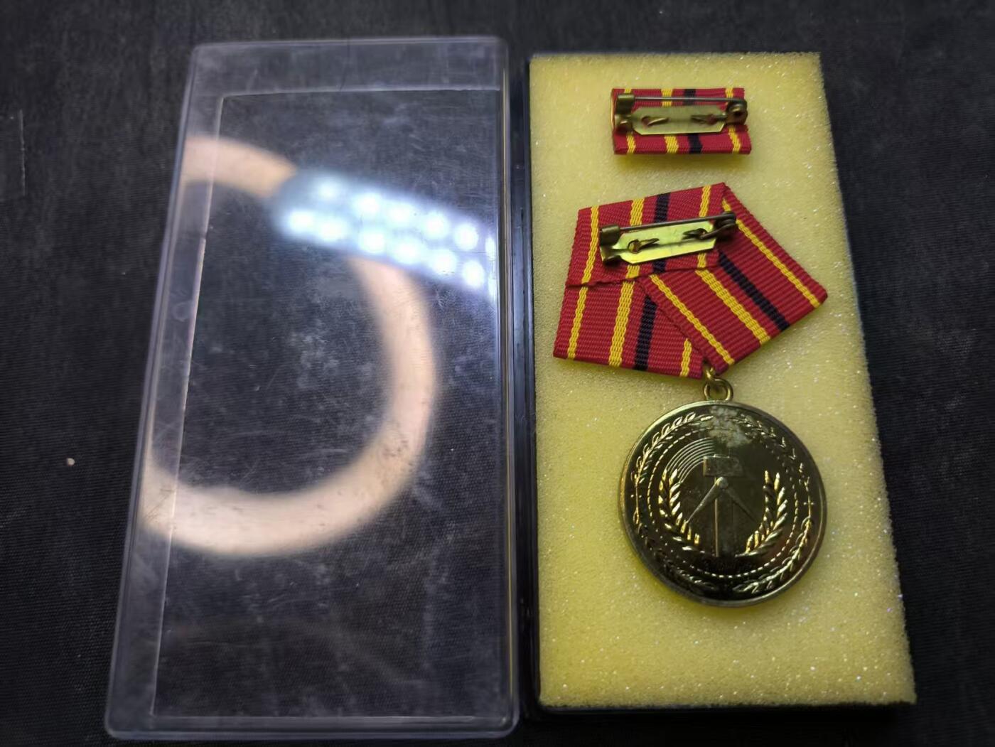 （店主清仓 大量自藏 制服徽章盛宴）罗岚⭐爱藏⭐甄选专拍第五场-分享拍场赚佣（实体经营） 民主德国工战队金级功绩奖章带盒略全套 镀金完美