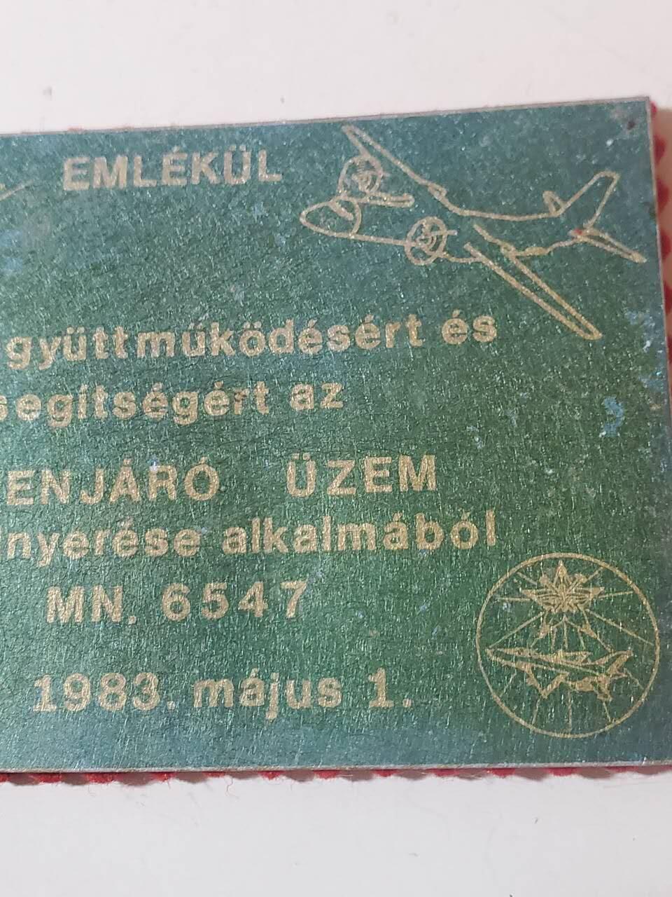 韵星假日军品类拍卖第三十九期暨默多克中校夫妇专场 -- Rimey Holidays Militaria Auction 39 & The Modoks Collection  匈牙利人民共和国凱吉凱梅特空军和航空默多克中校特别感谢纪念章牌 由飞机表面材料制作 非常稀少 