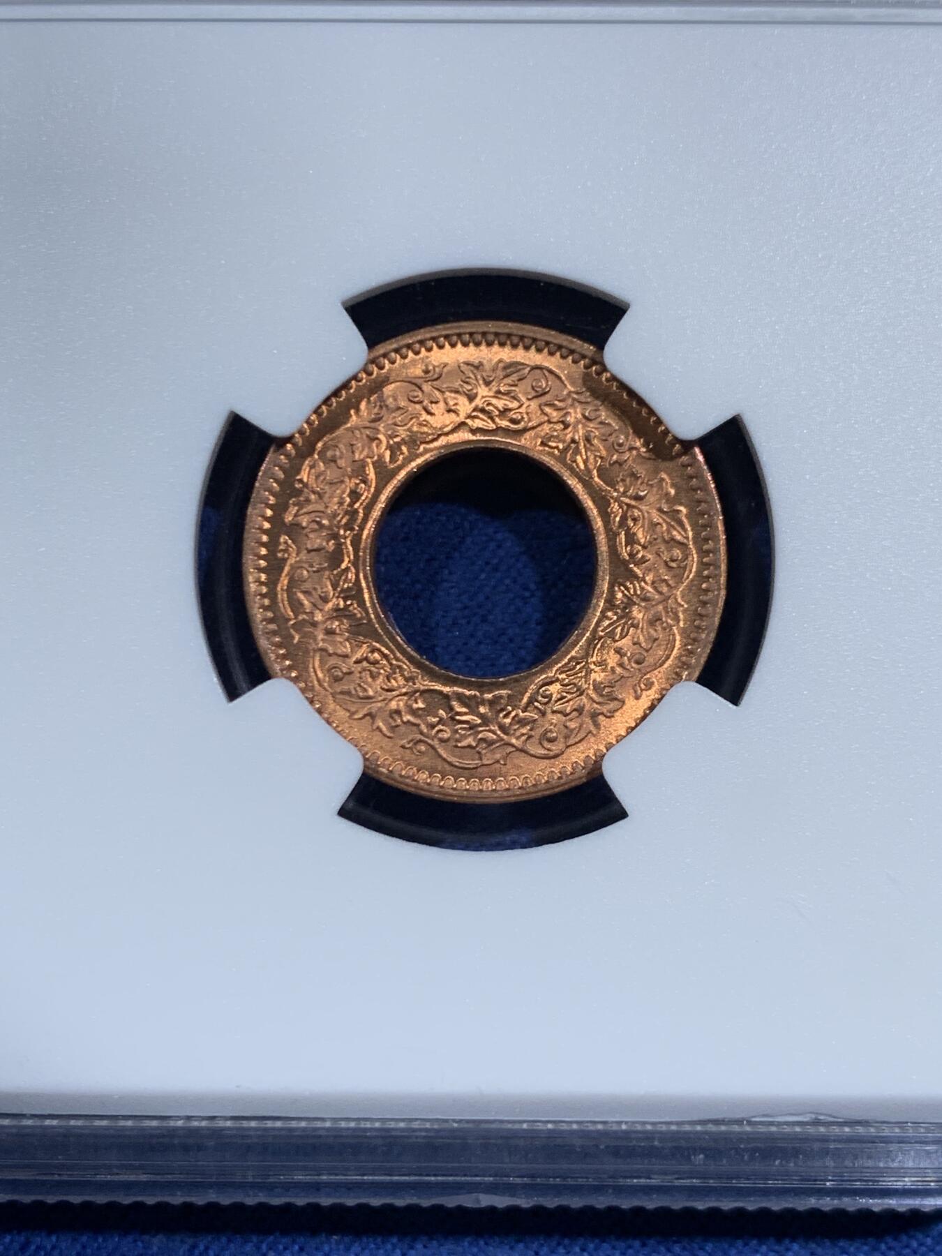 《竞宝斋》第464场 周日，周一，周二，3场连拍 （全场包邮）欢迎送拍 NGC MS66RD 英属印度 1943年 1PICE 中孔铜币 亚军分